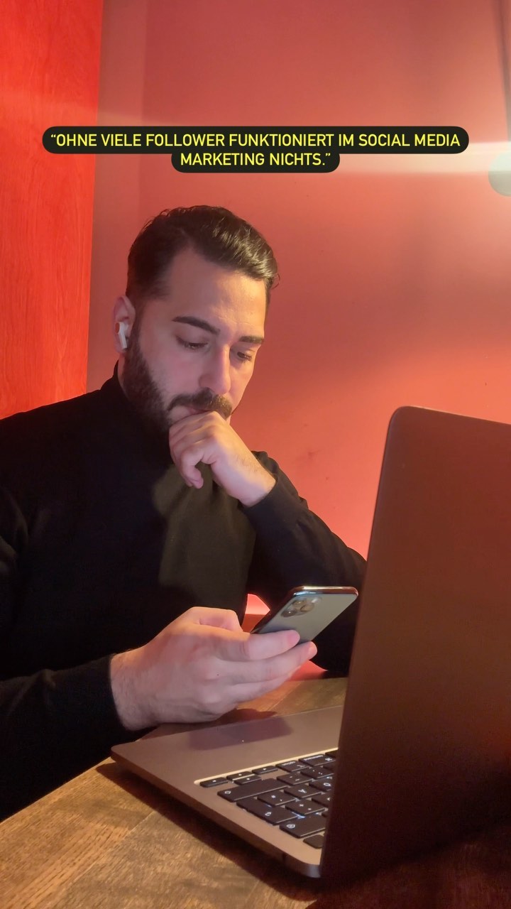 Social Media Mythen: 3 Vorurteile und Klischees aus der Welt des Social Media. 👀🤝
📌 Social Media Mythen #1:
“Ohne viele Follower funktioniert im Social Media Marketing nichts.” - Die Anzahl echter (!) Follower bleibt natürlich ein Indikator für die Bekanntheit einer Person oder Marke, unabhängig von der Plattform. Fakt ist jedoch auch, dass es immer schwieriger wird, die Reichweite auf diesen Plattformen zu vergrößern. Nur mit organischen Beiträgen ist es aufgrund zahlreicher Änderungen im Meta-Algorithmus sehr herausfordernd, die gleiche Menge an Personen anzusprechen wie noch vor ein paar Jahren. Hier kommt das Paid Advertising ins Spiel – sei es mit einem kleinen Budget für einzelne Feed-Postings oder durch größere Kampagnen. Auf diese Weise lässt sich auf Social Media eine größere Reichweite erzielen und die Bekanntheit steigern – ganz unabhängig von der aktuellen Follower-Anzahl.
📌 Social Media Mythen #2:
“Je mehr Plattformen, desto besser.” - Qualität über Quantität lautet die Devise – es geht nicht nur darum, endlos viele Beiträge auf verschiedenen Plattformen zu teilen, sondern vielmehr darum, einen echten Mehrwert für den Endnutzer zu schaffen. Daher ist es nicht entscheidend, so viele Kanäle wie möglich halbherzig zu bedienen; vielmehr kommt es darauf an, dies professionell und durchdacht zu tun. Der Inhalt muss professionell gestaltet sein, zur Zielgruppe passen und idealerweise dem Corporate Design entsprechen.
📌 Social Media Mythen #3:
“Der Instagram Feed ist unwichtig.” - Die Bedeutung des Instagram-Feeds sollte nicht unterschätzt werden, da er eine zentrale Rolle dabei spielt, Follower und potenzielle Kunden zu überzeugen. Der Feed ist sozusagen das digitale Schaufenster, das einen ersten Eindruck von der Marke vermittelt. Durch einen ansprechenden und konsistenten Feed-Design können Unternehmen ihre Identität präsentieren und Vertrauen aufbauen.
Für weitere Social Media Tipps, folge mir gerne 👨🏻💻
Onlinebusiness
Marketingstrategie
Social-Media-Marketing
@m.o.media_
___
#instagramtipps #instagramstrategie #instagramlernen #mehrreichweite #sichtbarkeit #hamburg #reichweite #business #selbstständigkeit #socialmediabetreuung