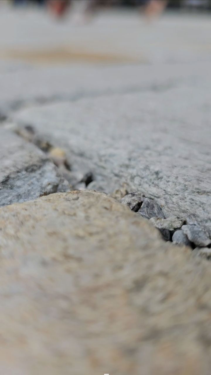 Yoga an ungewöhnlichen Orten... hier unterm goldenen Dacherl in Insbruck. Es war eine lustige Situation. Als ich aus dem Kopfstand herauskam, hatte sichbeine Traube gebildet und die Leute haben geklatscht. #kopfstand #shirshasana #yoga #ashtanga #ashtangayoga