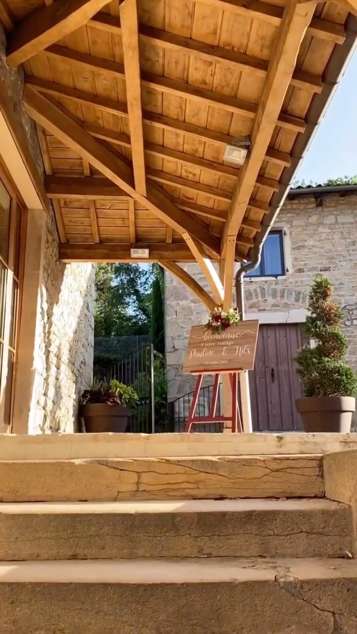 📸 Retour sur la saison 2023 : des moments magiques, des lieux d’exception et des sourires capturés. Merci à tous pour cette année inoubliable.
#Récap2023
#wedding #love #deco #bride #weddingday #amour #weddingdress #bridetobe #couple #weddingplanner #robedemariee #lyon #photographelyon #weddinginspiration #france #fashion #mariagelyon #photography #weddingphotography #reportagespotlight #decoration #weddingphotographer #photographemariage #reportage #bonneannee2024