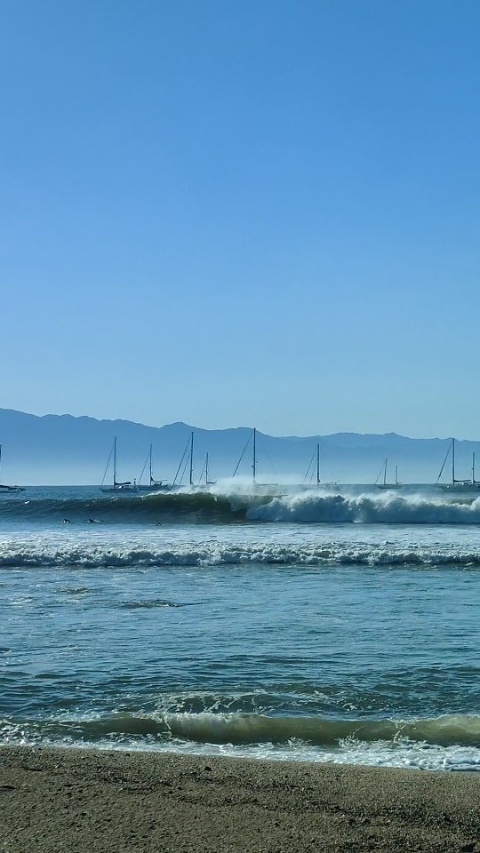 Swells like these they only come once a year🤙
•
•
•
•
•
#surflessons #surfvallarta #gosurf #visitpuertovallarta #rivieranayarit #banderasbay #instabeach #waves #instamexico #instatravel #nuevonayarit #nuevovallarta #jalisco #vacation #sea #views #surf #surfing #fun #puertovallartasurf #mainlandmexico