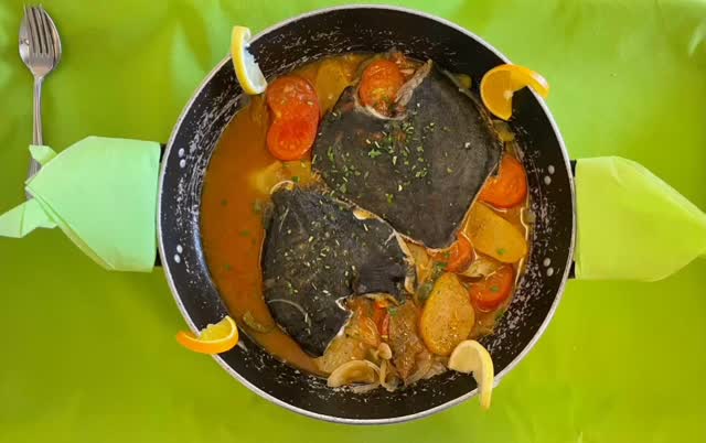 Rodaballo al horno, ingredientes:
Patatas, tomates, cebollas, pimiento, ajo, laurel y vino blanco.