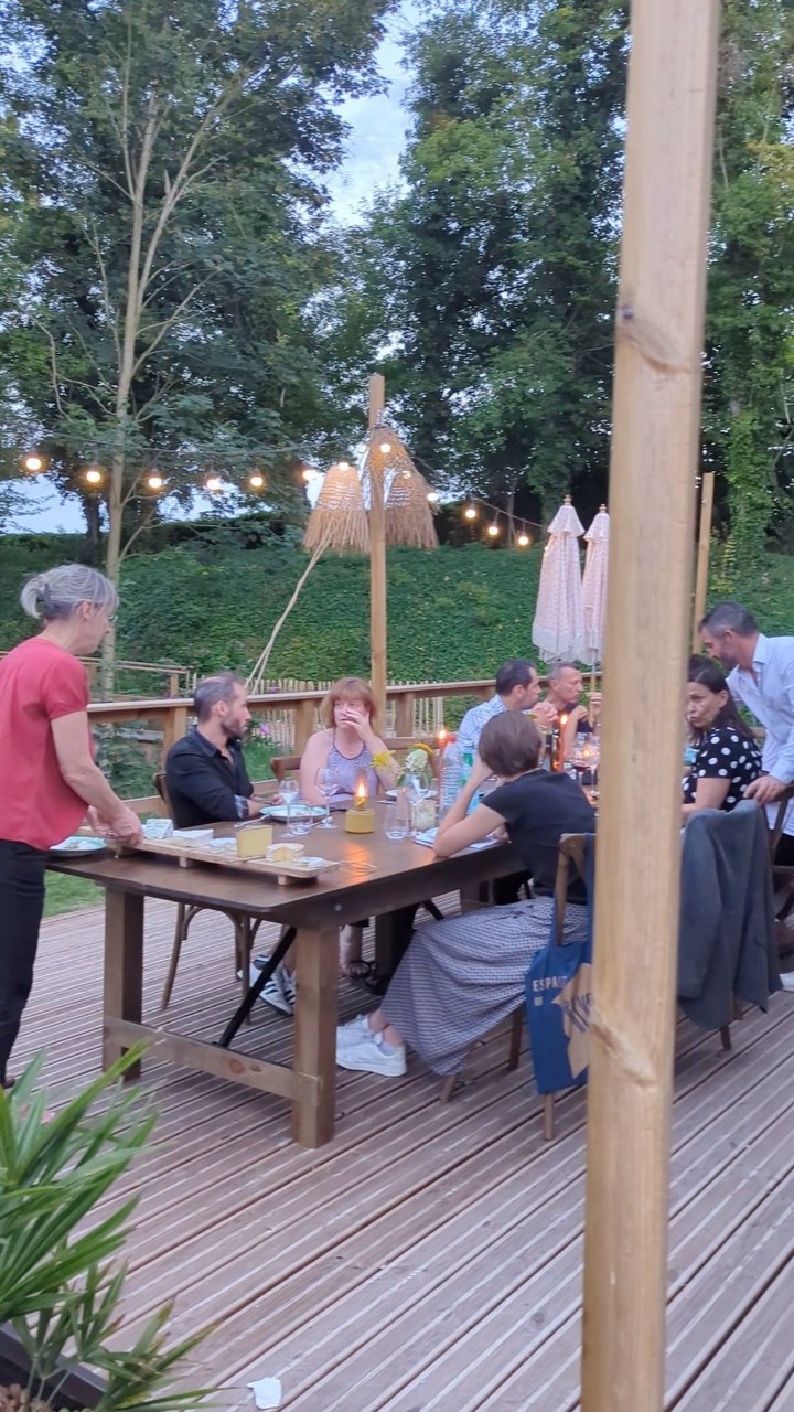 Ces soirs d’été, quand la chaleur permet de dîner au bord de l’eau, sont précieux.
Profiter le plus d’être dehors, un temps au frais de la grange pour une réunion d’équipe, une dégustation de champagne en pleine conscience dans le pigeonnier et un dîner sur la terrasse de l’orangerie.
Même en quelques heures, vous pouvez profiter des différents espaces du domaine tout en étant dans des ambiances différentes.
Merci à @le_cnac pour sa confiance 🌿
🥩@wildcookvaugency
🔥 @barebonesliving
🙏🏻🥂 @nicole.kulhaneck
.
.
.
.
#domainedevaugency #wildcook #dînerenexterieur #diner #dîner #seminaire #seminar #seminaires #dinerentreprise #barbecue #wildcooking #firecooking #firecooking🔥 #lieudereception #lieunature #séminairemarne #lieudereceptionmarne #lieuecoresponsable #barebones