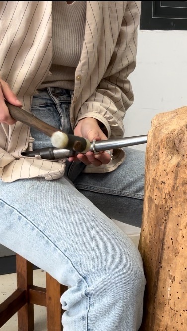 Haciendo una alianza desde 0, hacernos un crisol, calcular las proporciones de plata y cobre, fundir, laminar, martillar y muchos pasos más que no aparecen porque estoy concentrada en el taller y se me olvida, pero intentaré subir el paso a paso de algunas cositas porque me parece interesante que conozcáis el trabajo detrás de las piezas de joyería ✨ pura alquimia
#jewelrymaking #jewels#jewelrer#jewelrydesigner#consciousbrand #joyas#joyeria#joyeriaconsciente#joyeriasrtesanal#artesania#handmade