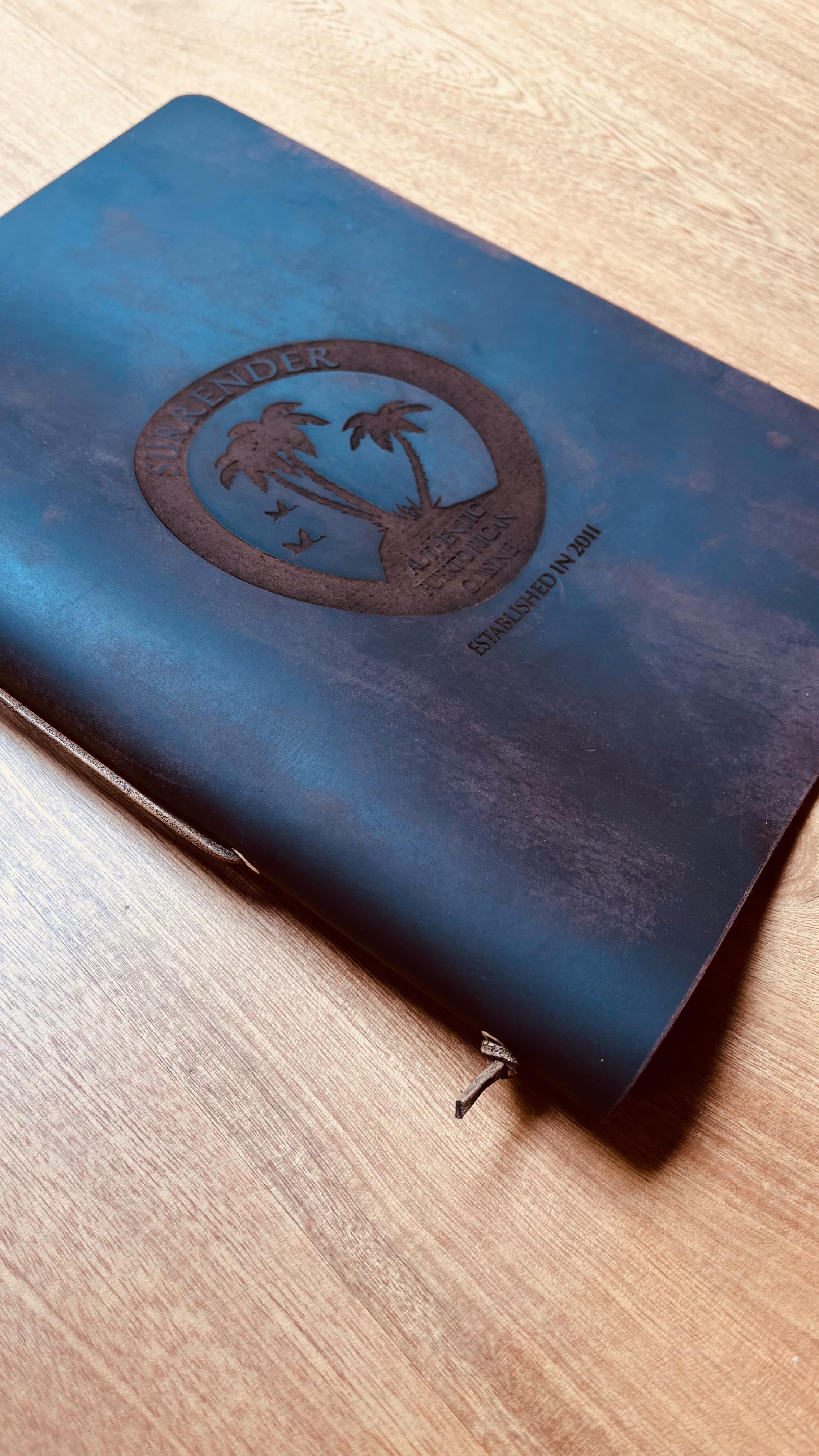 🌟 Descubre el toque de elegancia y distinción que añade nuestro exclusivo cover menu de cuero a la experiencia en Surrender Cafe. Cada detalle está meticulosamente elaborado para reflejar calidad y estilo. Desde el logotipo del restaurante grabado con precisión hasta la sensación lujosa del cuero importado, este cover menu es mucho más que una pieza funcional, es una obra de arte.
Desliza para ver más detalles y déjate cautivar por la artesanía detrás de cada pieza. ¿Quieres que tu restaurante destaque con un toque de sofisticación? ¡Personaliza tu propia pieza de alta calidad hoy mismo! 🍽️🔥 #ArteEnCuero #SurrenderCafe #EleganciaGastronómica #CalidadArtesanal #ExperienciaExclusiva
Envíanos un mensaje directo para conocer más sobre cómo obtener tu propio cover menu personalizado. ¡Eleva la imagen de tu restaurante con Miravic Studios! 📩🌟
#EleganciaGastronómica, #EstiloConDistinción, #ArteEnCuero, #ExperienciaExclusiva, #SurrenderCafeFavorito, #MenúsConEstilo, #ToqueDeSofisticación, #CalidadArtesanal, #PersonalizaciónÚnica, #CoversDeCuero