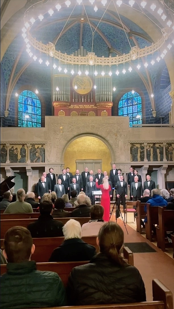 Fantastischer Männerchor: Der #CoroPolifonicoDiRuda war bei uns zu Gast und begeisterte u.a. mit #LeonardCohen und #Hallelujah 🤩🙌
.
.
.
#ilpolifonico #ruda #italia #coro #maschile #menschorus #chesnokov #spaseniye @manolo_da_rold #ubicaritas @leonardcohen #halleluja #pauluskirche #kulturkirche #baselswitzerland #lovebasel #basilea #svizzera #choir #singing #corale
( 🎥 @antonschleidt_tonanton )