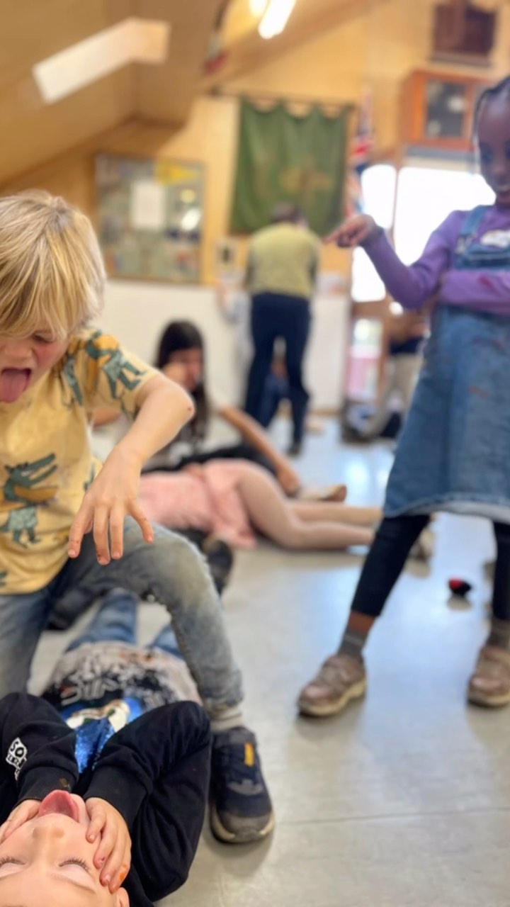Today we made awesome spiderwebs using watercolour, we also were inspired by the artist Yayoi Kusama to create our pumpkin art 🎃🌈🕸️🕷️
For drama we worked in teams to create freeze frames, we also worked on physicality and facial expressions when acting 🎭!