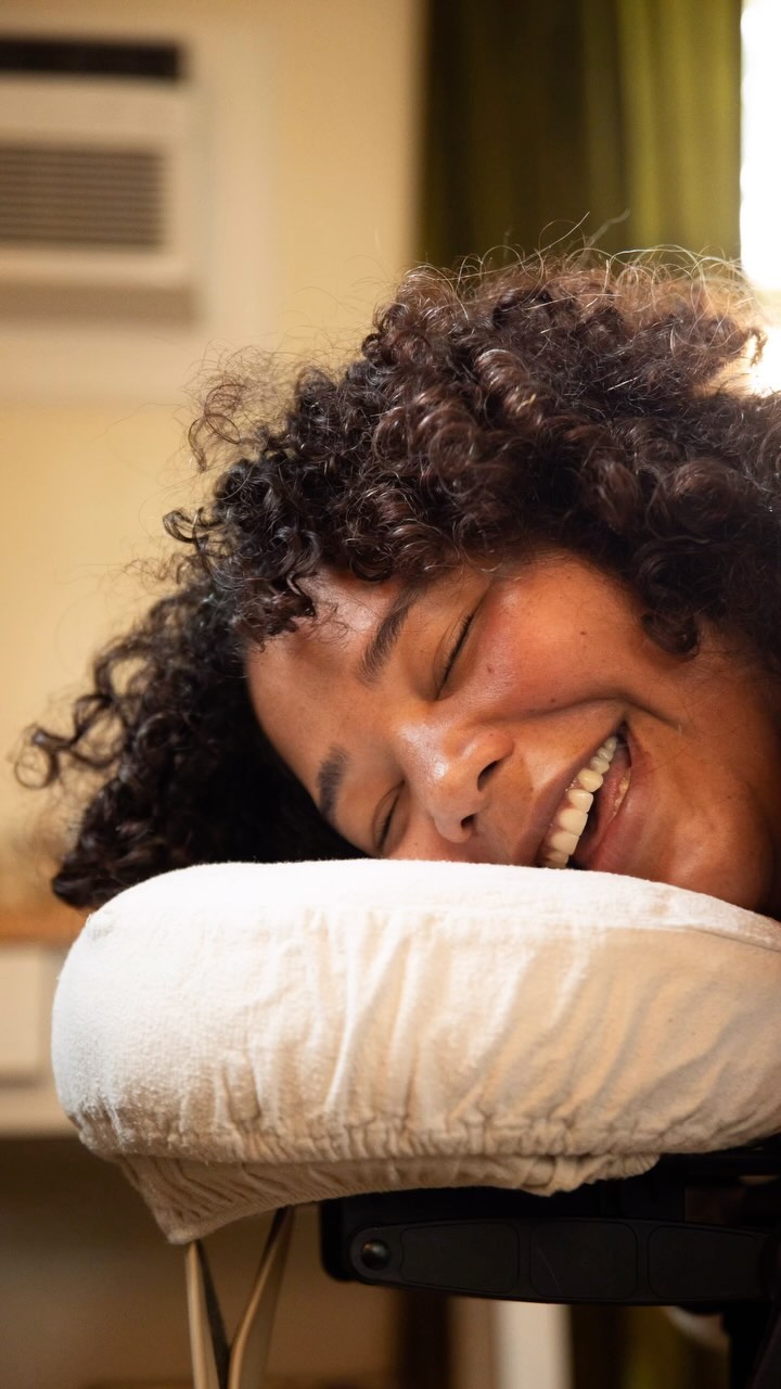 In Traditional Chinese Medicine (TCM), the apex of the ear is considered to be a point where the body’s energy channels converge. ✨
Bloodletting at this specific point has a therapeutic effect on various conditions.
I use it often for patients with high blood pressure, feeling hot in the body, patients that suffer from insomnia and high anxiety. The list goes on!
Why TCM practitioners may choose to bloodlet the apex of the ear:
🩸 Promoting blood circulation: Bloodletting at the apex of the ear improves blood circulation in the body.
By removing a small amount of blood from this area, it stimulates the flow of blood and energy, helping to relieve stagnation and promote overall health.
🩸 Clearing heat and toxins: certain health conditions are caused by an excess of heat or toxins in the body.
Bloodletting at the apex of the ear helps remove these excess substances, promoting detoxification and reducing symptoms associated with heat-related conditions.
🩸 Treating pain and inflammation: Bloodletting at the apex of the ear is often used as a complementary therapy for pain and inflammation.
It helps relieve pain by reducing inflammation and improving the flow of energy and blood to the affected area.
During a bloodletting session, the practitioner will use a sterile lancet or needle to make a small puncture at the apex of the ear.
This is done in a controlled and precise manner to ensure minimal discomfort and risk of infection.
The amount of blood drawn is typically small and varies depending on the individual’s condition and needs.
🤲🏽
🎥 @viewhousefilms
🦋 @kineticbelle