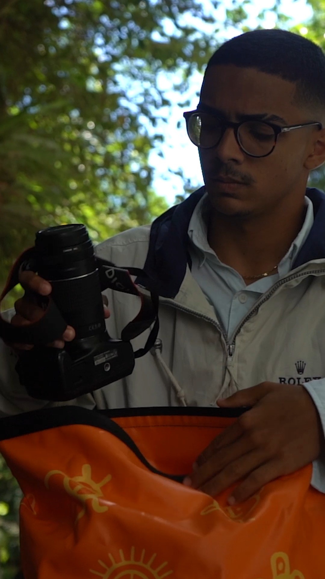 ¡aWa te acompaña a capturar las escondites hermosos de nuestra Isla! En nuestro PR Sunshine Bag cabe todo lo que necesitas para tus aventuras. 📸 #awapuertorico #hiking #puertorico #waterproof