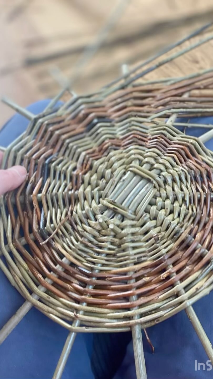 I’m just a teensy bit addicted to these wonderful swirly patterns at the moment . Expect to find them on the bases of many of my baskets coming to @cruxcraftfair this Christmas! Yep, I am thinking about Christmas 🎄
I have to say, buying a packet of mince pies for a Christmas workshop photo shoot got me quite in the zone and I can imagine this big platter well loaded with Christmas treats! It’s the biggest platter I’ve made yet and I now want to make a duplicate to keep at home!