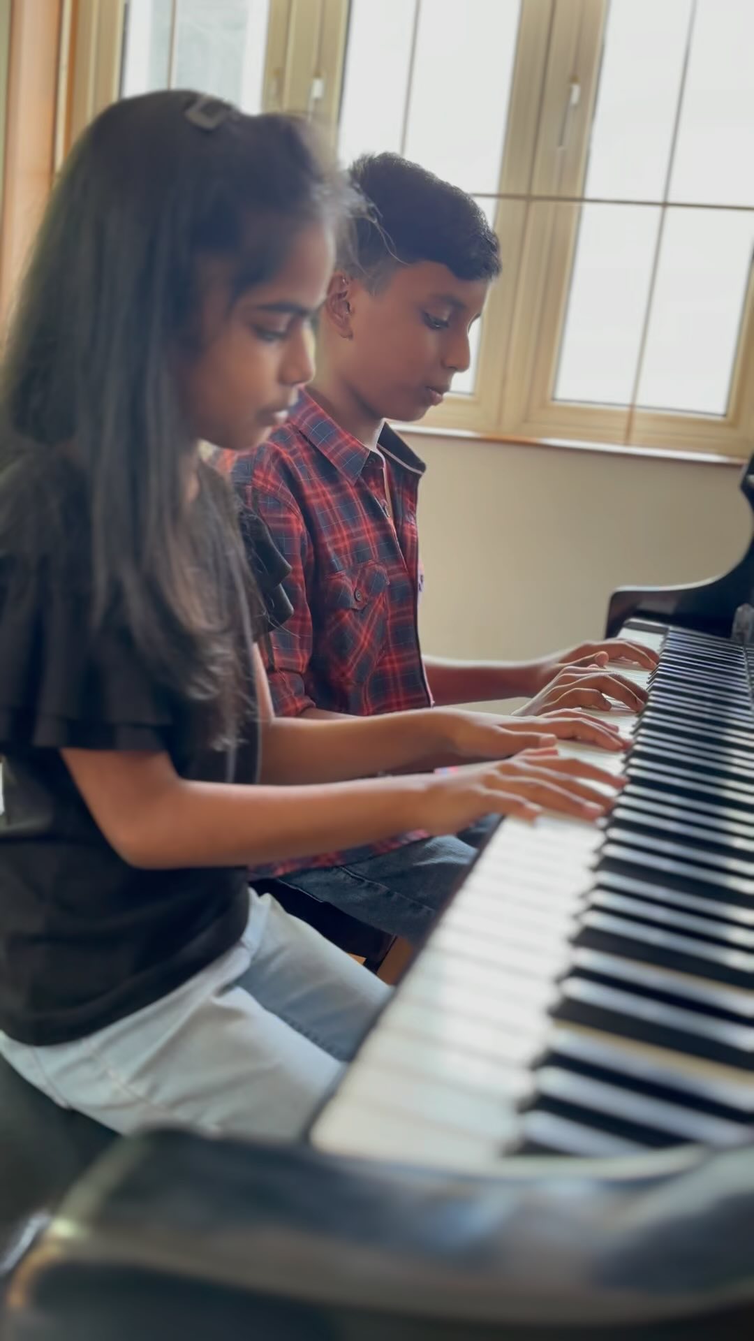 Short glimpse of our students practicing their four hands piano of Mozarts very famous and iconic composition ❤️❤️❤️❤️at our campus KM Music Conservatory college
#pianofourhands #pianoduet #mozart #classicalmusic #classicalpiano #worldmusic #pianolessons #kidsplayingpiano #mozartsymphony