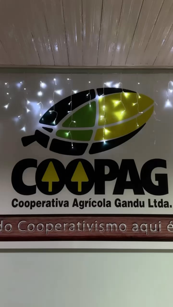 Neste fim de ano, queremos expressar nossa profunda gratidão a cada um de vocês, produtores cooperados e colaboradores.
Juntos continuamos dando exemplo de união e cooperativismo.
Apesar dos desafios, estamos transformamos dificuldades em oportunidades, construído uma comunidade agrícola sólida, comprometida com os valores de sustentabilidade econômica, ambiental e social.
Que a esperança e a determinação que nos caracterizam como cooperativa continuem a clarear nosso caminho, para juntos continuarmos trabalhando em prol da nossa família, da nossa comunidade e da nossa Coopag!
Que o ano de 2024 nos traga ainda mais crescimento, com inovação e realizações compartilhadas.
Feliz Natal e que o Pai Celestial continue abençoando e iluminando a todos nós.
Que as festas de fim de ano sejam repletas de alegria, paz e união para vocês e suas famílias.