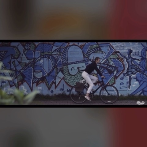 Te quiero Colombia! Este video que hice junto a @pavorealfilms es mi homenaje a Medellín y a la mas bella @adindameertins . La canción fue grabada en los estudios de @egremoficial, y producida por @_alainperez_ y @juanchosargento . La mezcla fue realizada en @merlinprodu . #loquetienestu #changüí