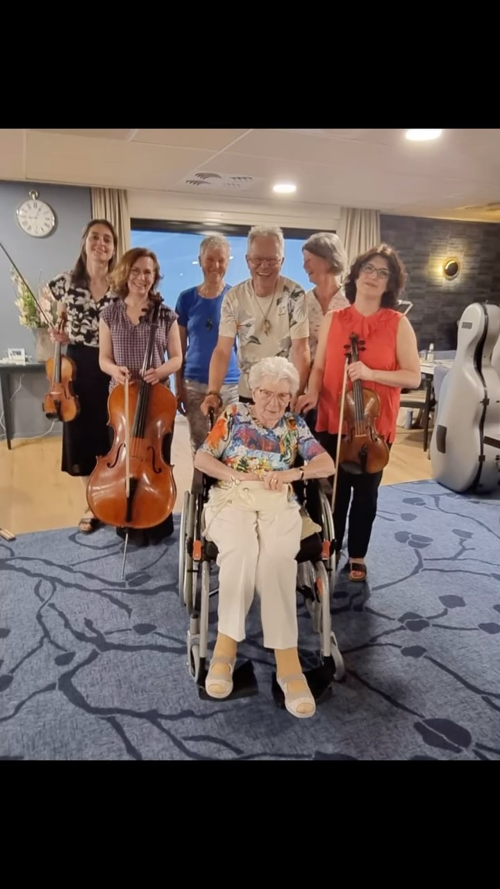 Last Tuesday we played our last concert of the season and it was a very special one! â€ïž
We travelled in the summer heat to Brabant to play in a retirement home for the residents and mother of one of our oldest friends @rob.vandenbroek
Rob has always been a huge supporter of the trio and it was such a pleasure to play this concert for him!
We had so much fun playing for a wonderfully enthusiastic and attentive audience and afterwards, Rob, a talented artist and instrument maker, brought out some of the amazing instruments heâs created. We and some adventurous ladies from the audience got to try them out. A youthful 90 year old played the cello for the first time in her life, and a whole group of ladies in their 90s had a ball playing on âLilithâ, a percussion instrument created by Rob.
Thank you dear Rob for organising such a special evening and thank you @residentiemolenwijck for having us! đđ„°