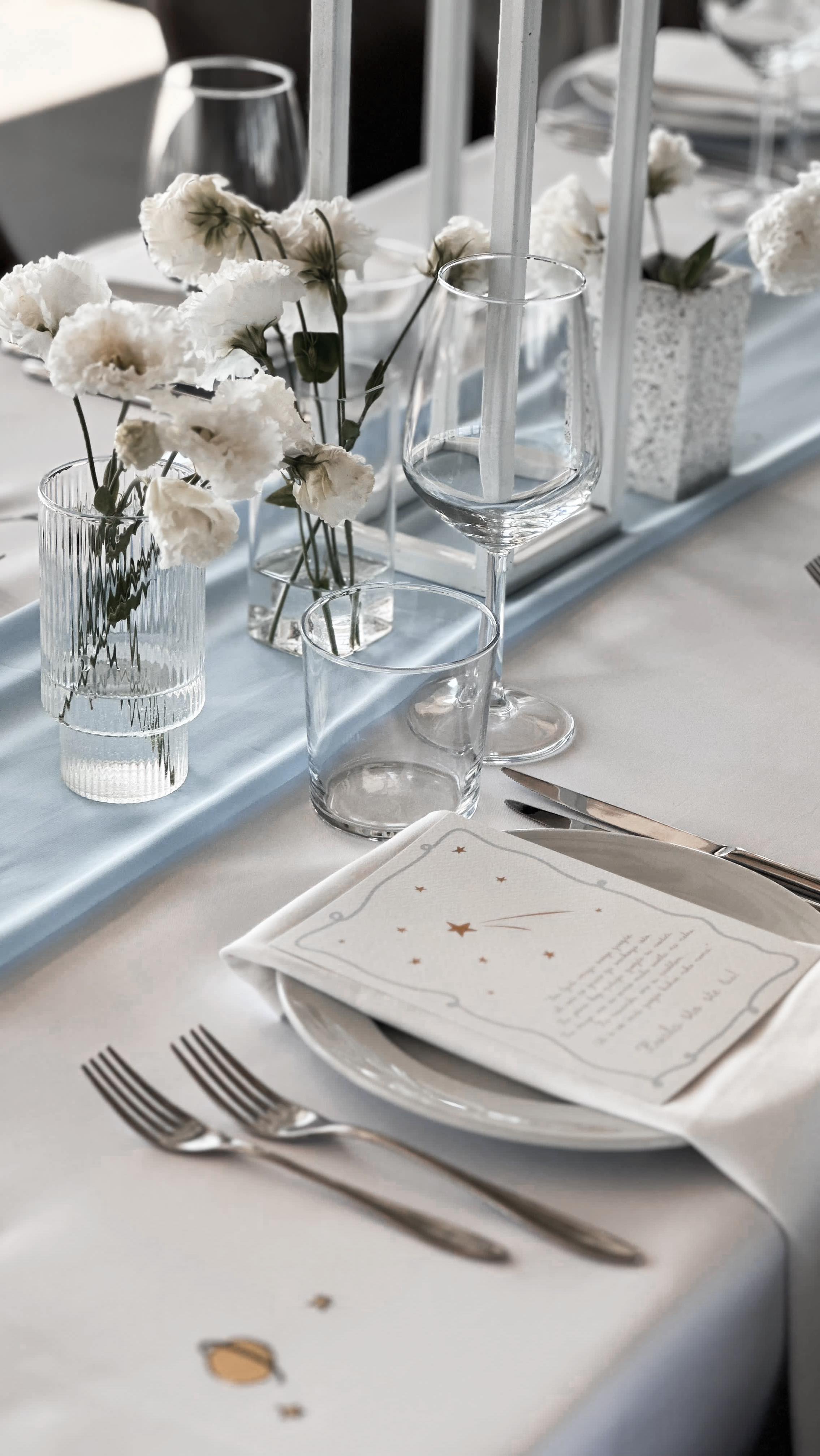 Spremite se, polećemo na asteroid B612, a vozi nas jedan mali princ Petar. Mi smo već bili tamo i pssst... bilo nam je divno! 🪐
Toliko smo uživali u svakom elementu i kutku, počevši od custom made stolnjaka sa ilustracijama iz Malog princa, pa sve do bajkovite igre kosmosa, gipsofile i hortenzije ☁️☁️☁️
.
.
.
.
.
.
.
.
.
.
#medimleko #pozivnice #weddingstationery #birthdaydecoration #weddingdecor #dekoracijavencanja #littleprince #lepetitprince