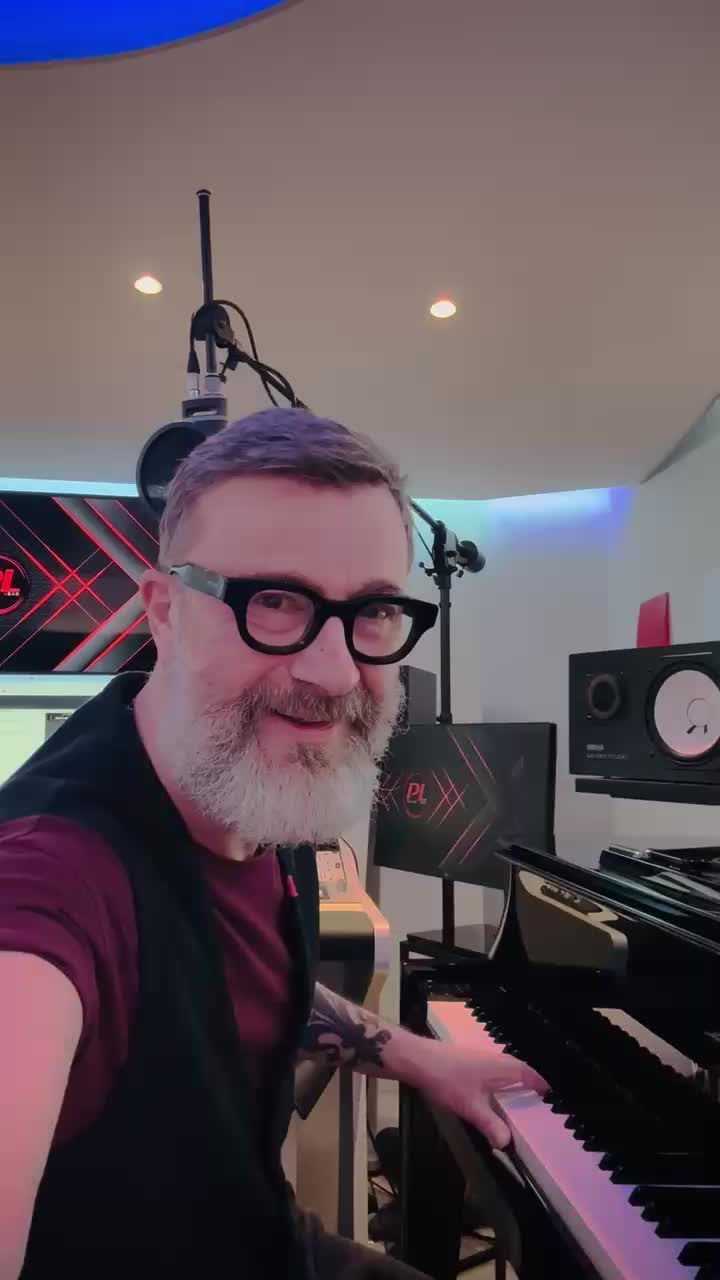 Il vostro affetto per “10 AMORI” (grazie per tutti gli ascolti!) mi ha ispirato a regalarvi questo assaggio di “Due fidanzati degli anni ’30” in acustico.
Spero vi emozioni come voi emozionate me ogni giorno!
L’album è al link in bio e nelle storie, godetevelo tutto✨
#MarcoMasini #10Amori @bmgitaly @momyrecords @concerto.official @friendsandpartners @paroleedintorni