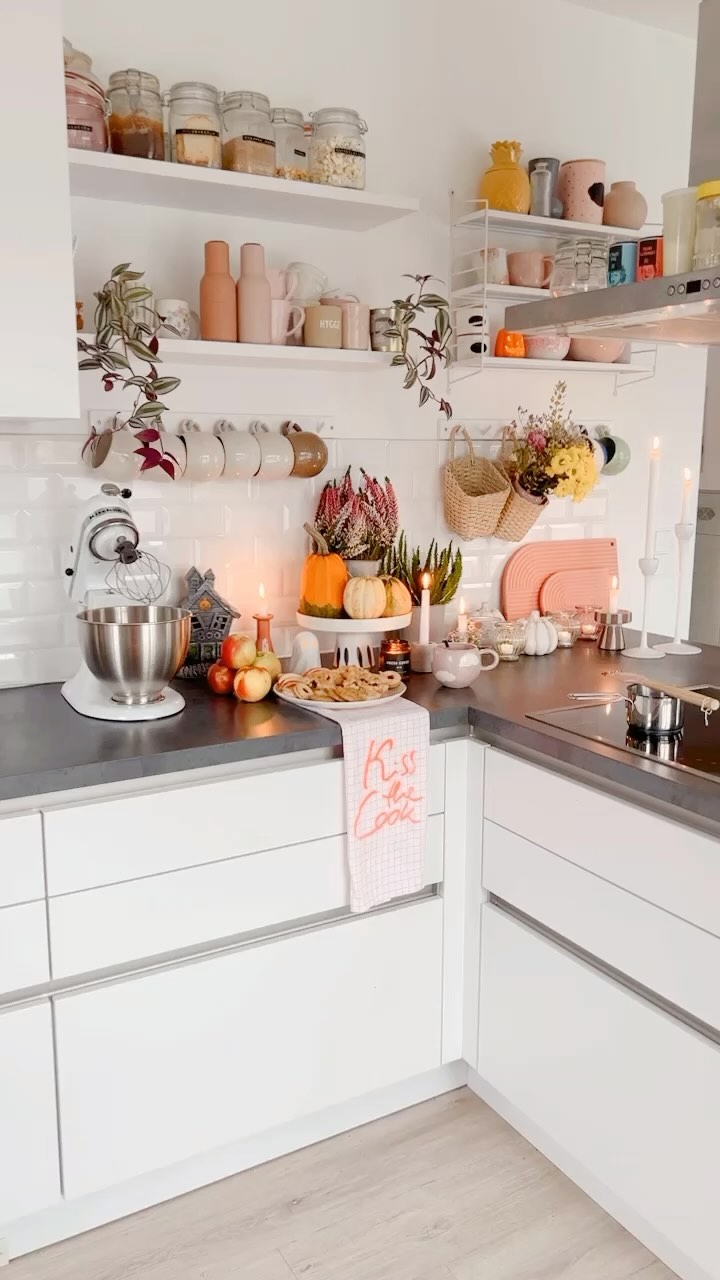 Sunday Vibes🍂🎃
Spaziergang, Kerzen, Kaffee und Kuchen. So viel mehr passiert hier nicht mehr. Und bei euch?
Genießt den Sonntag🤍🍂
#herbstliebe #autumn #autumnvibes🍁 #autumnvibes #kitchen #kitchendesign #kitcheninspo #interior #interiør #interior123 #interiordesign #cornerofmyhome #cozyhome #cozydecor #inneneinrichtung #einrichtungsideen