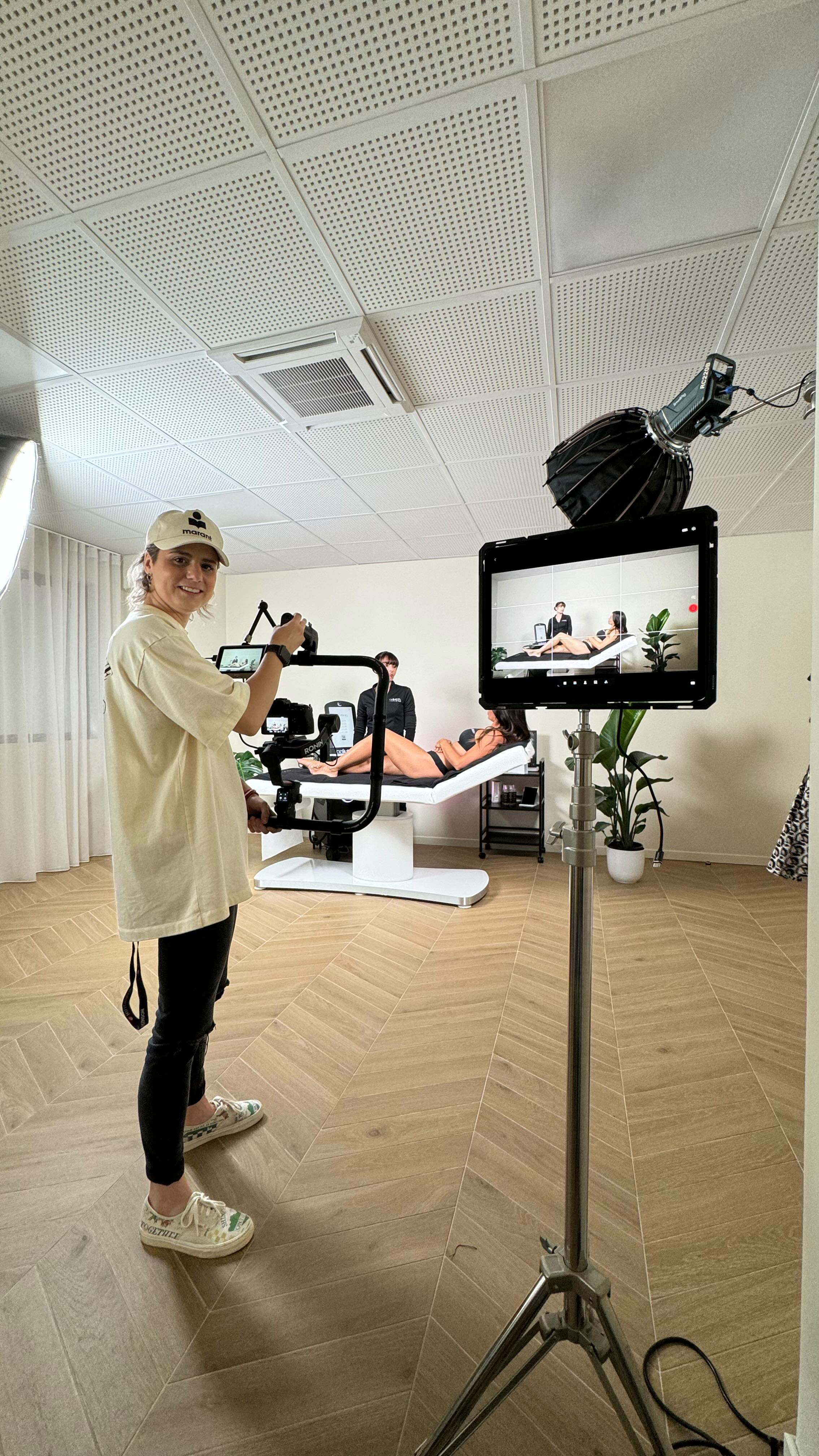 Thanks to @deleo.official 🔥🔥🔥
Une équipe incroyable !!!
@marie_chloe_scott @happinessisthenewstyle @calo_nrz 🙏🙏
Merci Laure-Eva pour les backstage et le montage 🔥