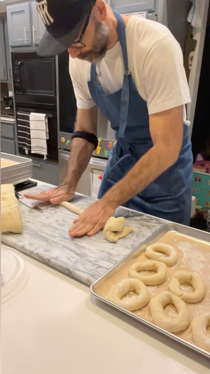 Rollin’ out our bagels for Friday’s Udall @heirloomfm farmers market. Order for pickup or pass by and grab a bag.
🔗 in bio to order or send us a message
#bagelbliss #bagels #tucsonfoodie #tucsonlocal #tucsonlove #rollout #ludacris #foodvideo #suportlocal #bagelsandwich #heirloomfm #farmersmarket