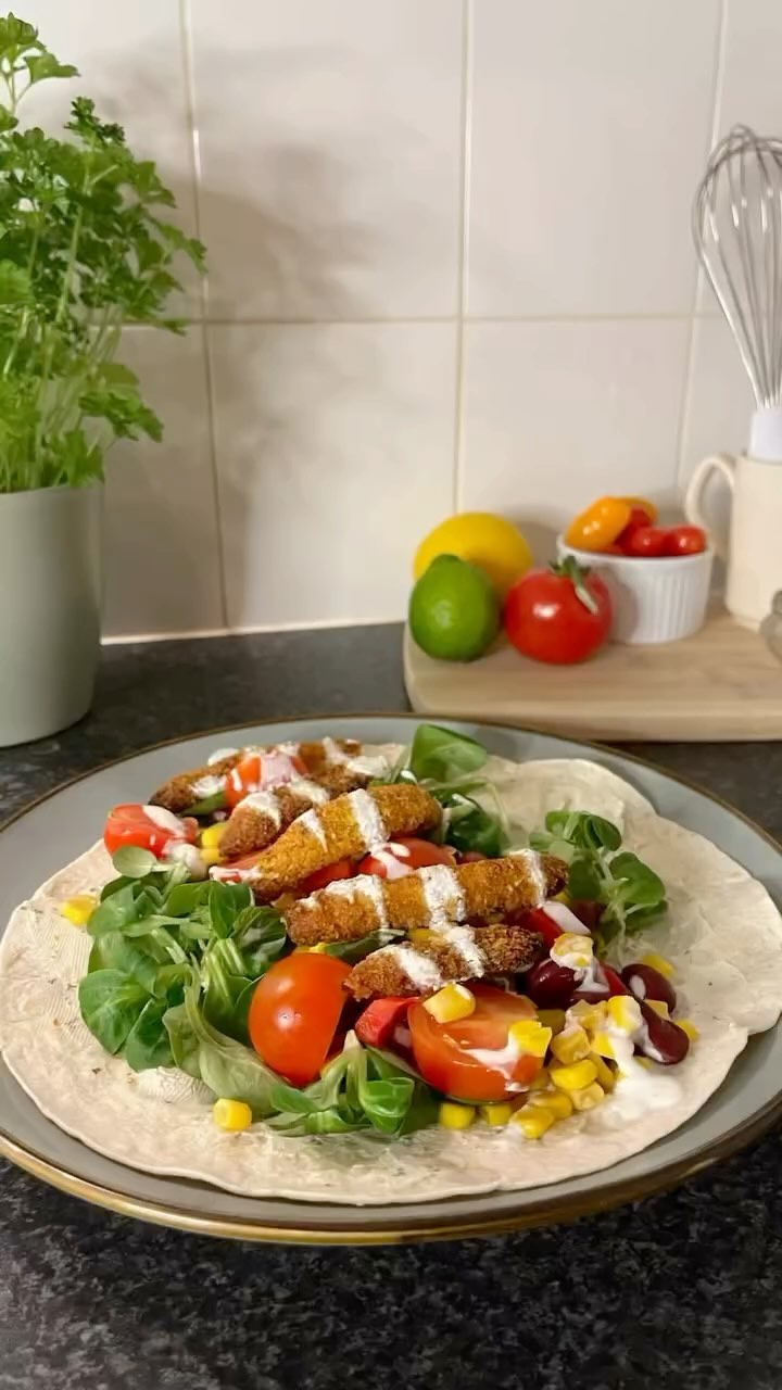 Wrap it up 👏
Heb je zin in een snelle en lekkere lunch? Probeer dan deze heerlijke wrap gevuld met de knapperige Crunchi’s! Perfect voor thuis, onderweg, of op je werk.
🛒 Wat je nodig hebt:
• Crunchi’s
• 1 wrap
• Roomkaas
• Veldsla
• Paprika
• Tomaat
• Maïs
• Kidneybonen
• Yoghurt + kruiden zoals: gember-, kardemom- en komijnpoeder
Zo maak je het:
Smeer een laagje roomkaas op de wrap, voeg alle verse ingrediënten toe en maak het af met de Crunchi’s voor die lekkere bite. Eet smakelijk!🧡