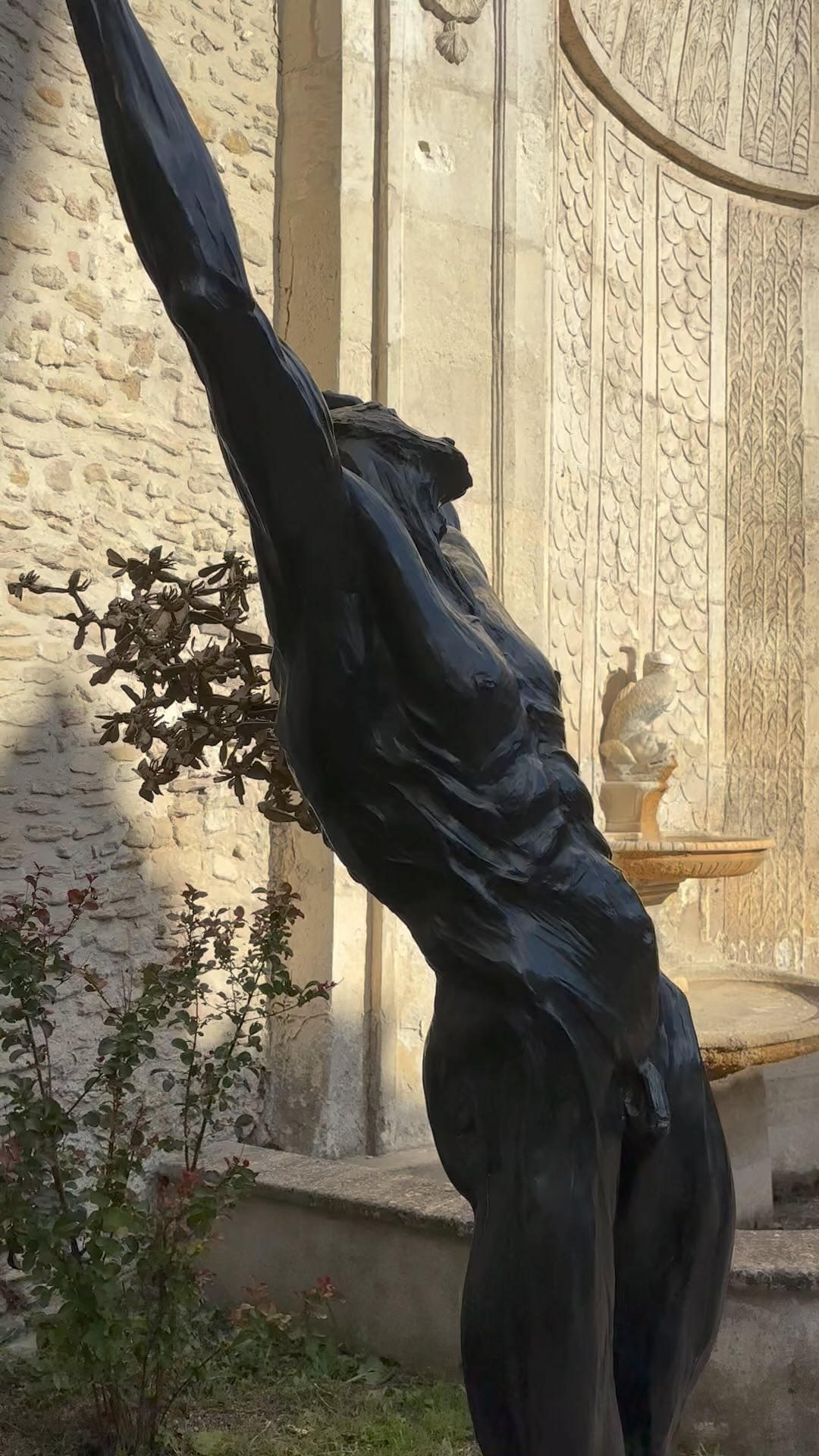 Retrouvez les œuvres de Daniel Hourdé dans la cour de CAMPREDON art & image ! 🌿
Le centre d’art est partenaire avec @partage.des.arts !
@campredonartetimage @danielhourde
#campredonartetimage #musee #art #museum #exposition #danslavague #suddefrance #vaucluse #islesurlasorgue #culture #oeuvres