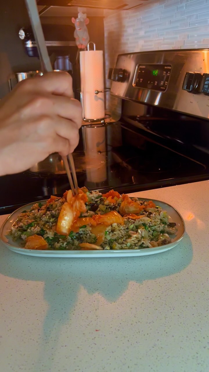 Arroz Salteado con Vegetales y Kimchi
Aqui les dejo la receta reducida… siempre puedes agregar más vegetales si deseas 👌 recuerden que la receta es una guía, ustedes busquen siempre su sabor único.
Ingredientes (para 1 taza de arroz):
• 1 taza de arroz cocido
• 1/3 de manojo de acelga, picada
• 1 huevo
• 1 diente de ajo, picado
• 1/3 de berenjena, cortada en cubos
• 1/3 de zucchini, cortado en cubos
• 1/3 de calabacín, cortado en cubos
• 1/2 cebolla larga, en rodajas
• 1 hongo portobello,
cortado en cubos
. Espárragos cortados pequeños
• 1 cucharada de salsa de soja
• 1/2 cucharada de aceite de sésamo
• Kimchi al gusto, para agregar al final
#receipesofinstagram #receipesofmalnad
#recetas #recetassaludables #recetasfaciles #recetasfáciles #recetascaseras #recetassanas #recetasfit #recetasveganas #recetasrapidas #recetasfitness #recetasana #recetadeldia#recetassanas #recetaexpress #recetarios #recetasfáciles #recetashqip #recetasyadelgazar #recetario #recetascaseras #recetafaciles #recetasfit #recetarápida #recetadeldia