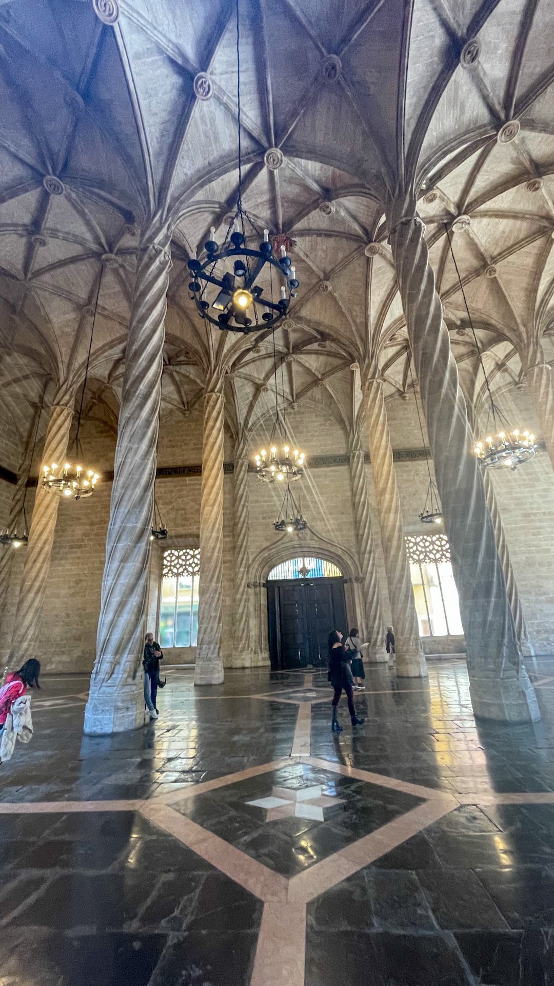 Sei pronto per un mini tour virtuale alla Lonja de la seda, il luogo dove numerosi mercanti si trovavano per scambiare la propria merce? 🇪🇸
Ecco 3 curiosità su questo magnifico tesoro della città di Valencia:
1️⃣ Dal 5 dicembre 1996 é Patrimonio dell’Umanità dell’UNESCO
2️⃣La sala de Contratación é unica. Al suo interno si trovano delle colonne elicoidali che si aprono come palme e rappresentano fasci di seta.
3️⃣ É considerata uno degli edifici più belli dell’architettura gotica civile europea
Qual è il tuo dettaglio preferito della Lonja de la Seda?
Commenta qui sotto e fammi sapere cosa ne pensi di questo capolavoro storico! 👇 #LonjaDeLaSeda #ArteEStoria #valencia🇪🇸 #visitvalencia #travelwithiaia #spagna #weekendfuoriporta