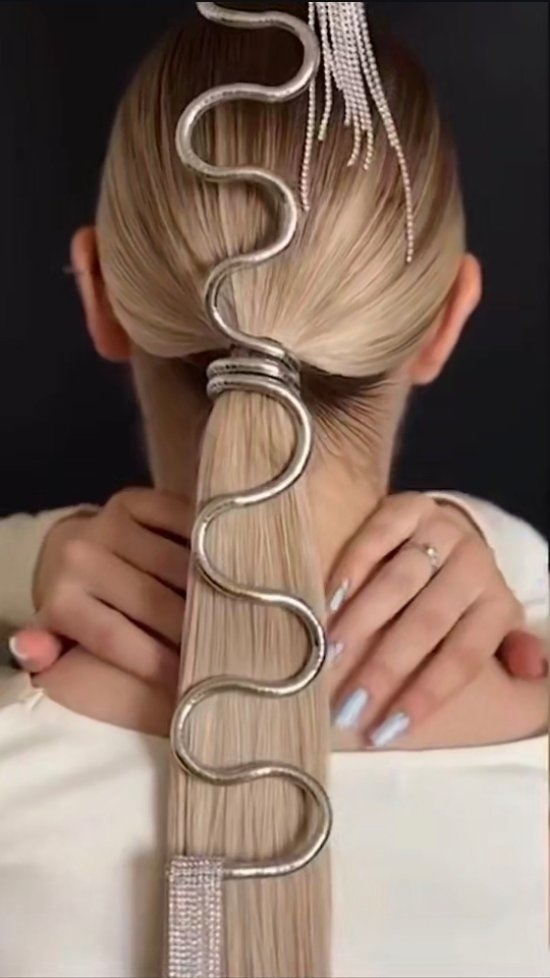 FABULEUSE CRÉATION
#InspiMode #HairID #ShootingMode #HairStyling #FestiFashion
by @lena_bobs
🎥 @esteticamagazine