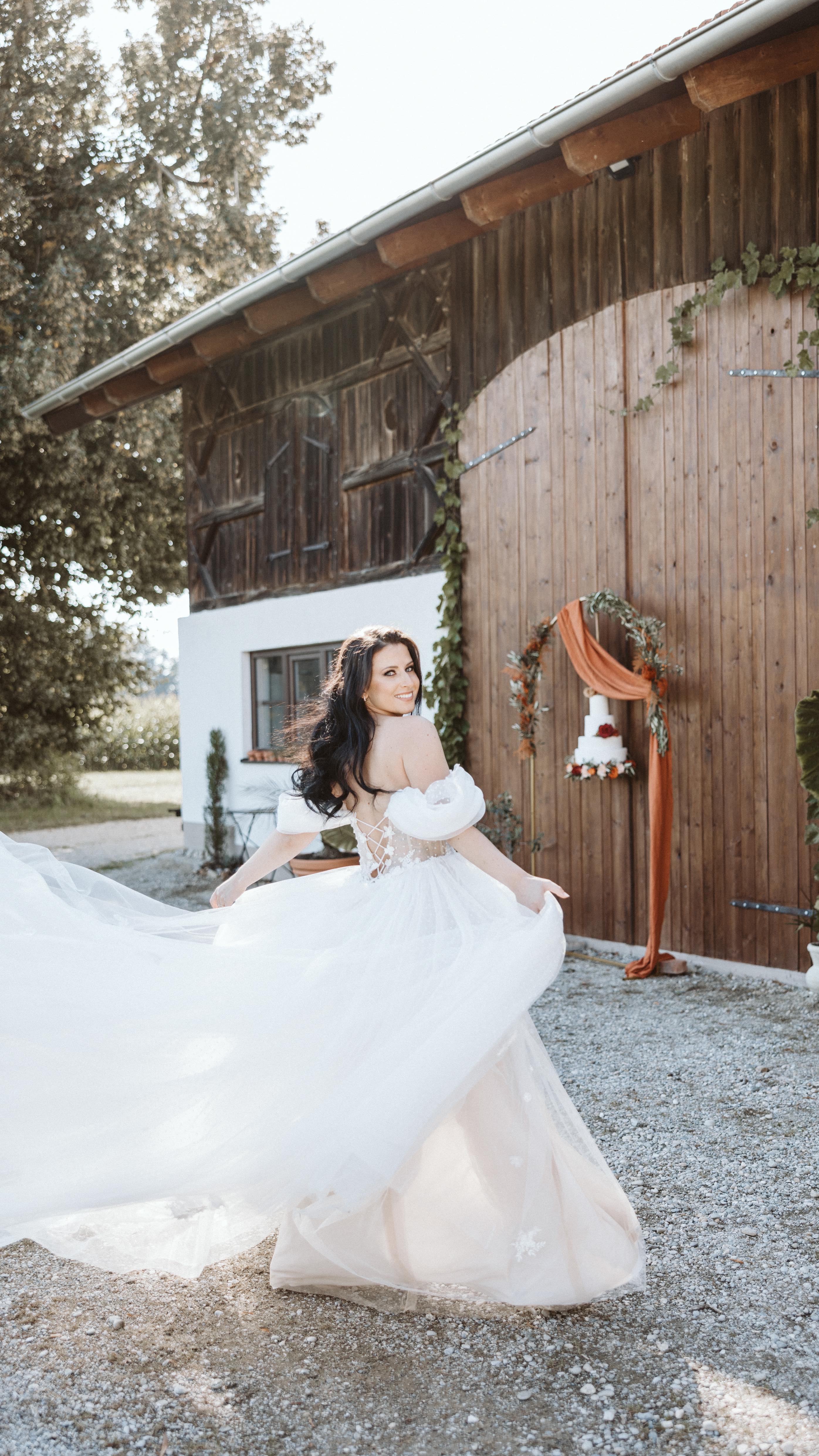 Die Saison hat angefangen und ich freue mich mehr als sonst auf die kommende Saison.
#hochzeit #hochzeitsfotos #hochzeititalien #weddinginitaly #yourphotographer #photographeritalian #bestdayever #weddingday #loveyourself #forever #bride #bridedress #sunset #gardalake #weddingsicilia #weddingphotography