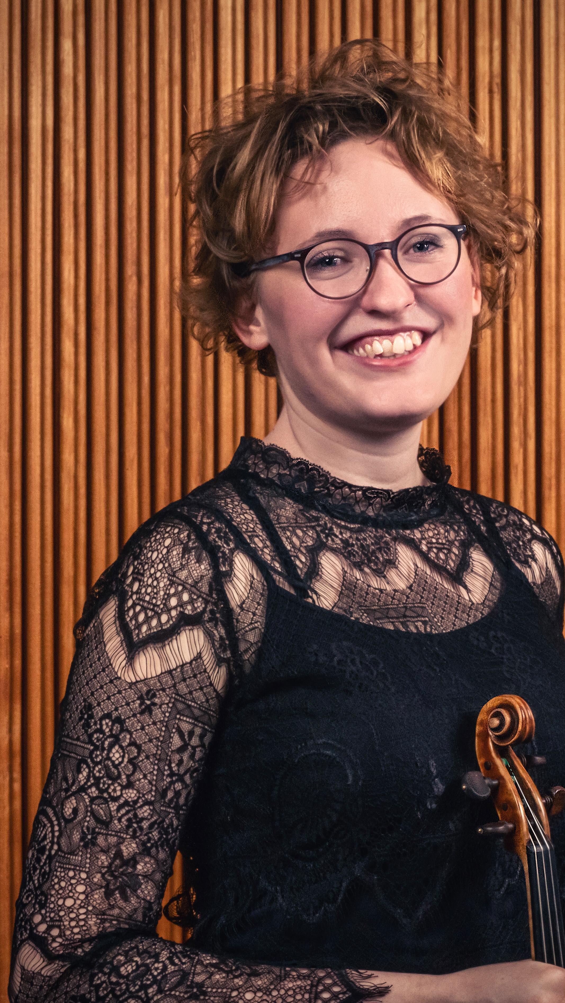Happy Birthday to the great Danish composer Carl Nielsen who was born on this day in 1865 🇩🇰❤️🎉 Here is an excerpt from my recording with @contrapunctusix of Nielsen’s Romance in D major followed by blossoming June flowers 🌸👒🌺
#carlnielsen #composer #recording #album #classicalmusic #violin #piano #duo #violinist #denmark #danishartist #onstage #happybirthday #nordic #nordicmusic