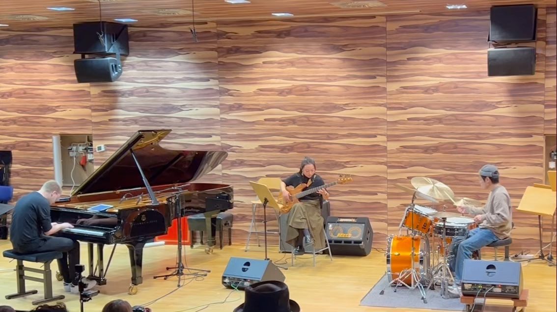 Hier der Zweite Teil
Wettbewerb der Jazzabteilung @jazzhfmwue
2. Platz
Woman Composers in Jazz
Thanks to @hiromimusic for her music
Bass: @yao_wangyy
Drums: @s18un
Full Video on YouTube. Link in Bio
#hiromi #jazztrio #steinway #steinwayandsons #wettbewerb #jazz #jazzwettbewerb #oddtimesignatures #fun #celebrate #competition #jazzcompetition