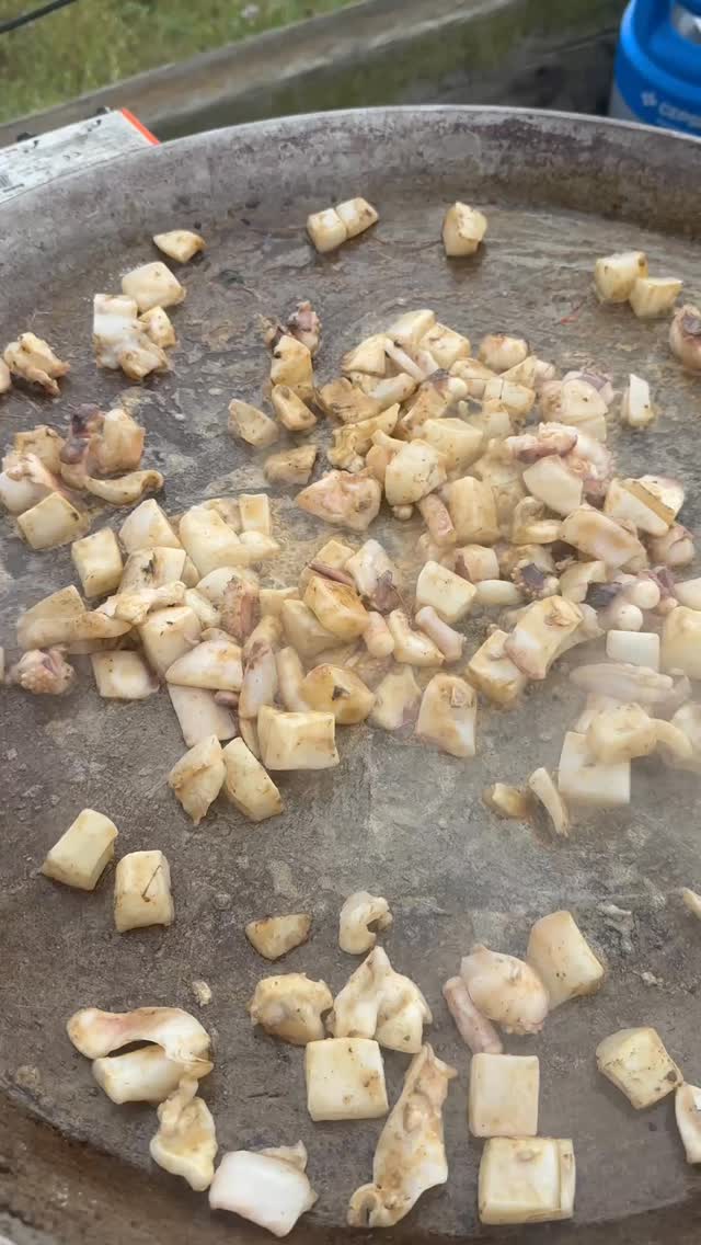 🔥 Este finde cocinamos el arroz de gambas más brutal para una boda inolvidable. Fuego lento, sabor intenso y marisco del bueno. Así hacemos las cosas en The Fucking Catering. 💥
¿Te casas? ¿Tienes un evento? Ya sabes quién pone el sabor. 👇
📍 Servicio en toda la zona
📲 Reserva tu fecha: thefukingcatring.es
#TheFuckingCatering #ArrozConGambas #CateringDeBodas #CocinaConSabor #BodasConEstilo #CateringGourmet #FoodieLife #GastroLovers #CateringCreativo #ArrocesDeliciosos #EventosConSabor #BodaGourmet #ReelsDeComida #FoodReels #GastronomíaEventos