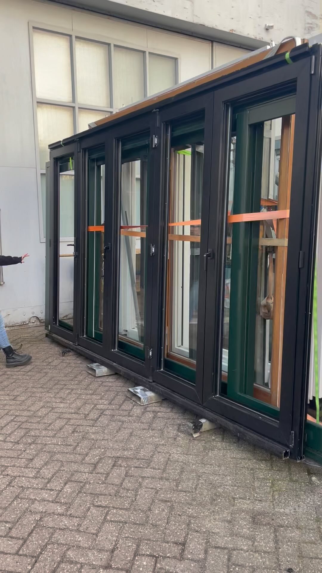 7 voordelen van een harmonica pui:
-Ruimtebesparend: Ideaal voor kleine ruimtes.
-Natuurlijk Licht: Laat veel licht binnen.
-Flexibele Indeling: Pas de ruimte naar wens aan.
-Ventilatie: Creëert een goede luchtstroom.
-Stijlvol Design: Eigentijds en visueel aantrekkelijk.
-Duurzaam: Aluminium deuren gaan lang mee.
-Wow-factor: Maakt een indrukwekkende entree.
Wil jij dit ook? Stuur ons een berichtje voor de mogelijkheden.
#kozijn #stijlvolwonen #wonen #wooninspiratie #verbouw #bouw #harmonicapui #woon