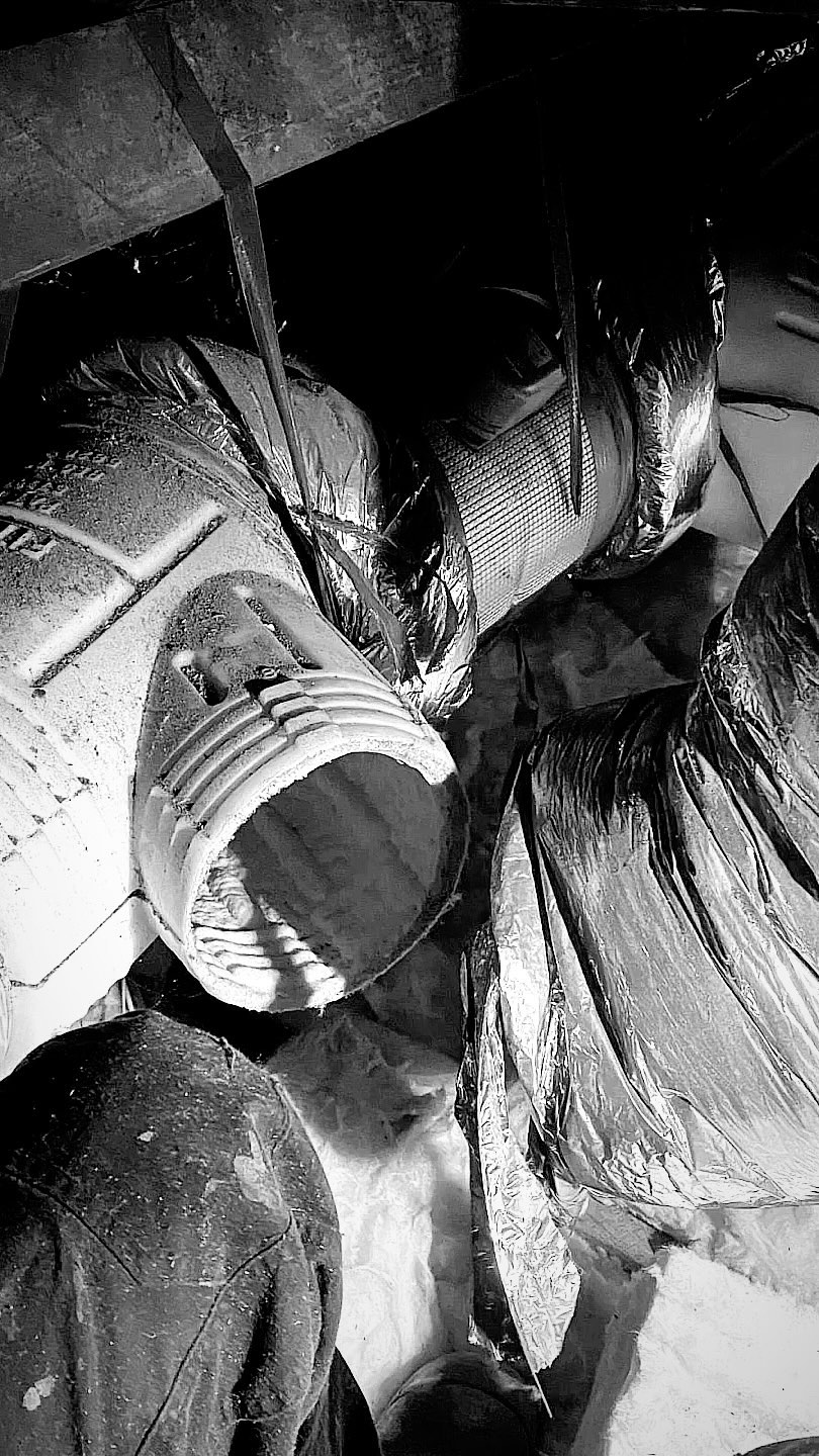 🔧🏠 Keeping it cozy! 🔥 Today, the Leading Energy team visited a site to address an air-conditioning system that wasn’t quite up to par. Upon inspection, we discovered that multiple ducts had come loose in the roof. 🦆 After reattaching them and giving the filter a thorough cleaning, we left behind a perfectly toasty house for our happy customers. 🏡✨ #LeadingEnergy #HVACRescue #CozyHome #TeamWork #ProblemSolved