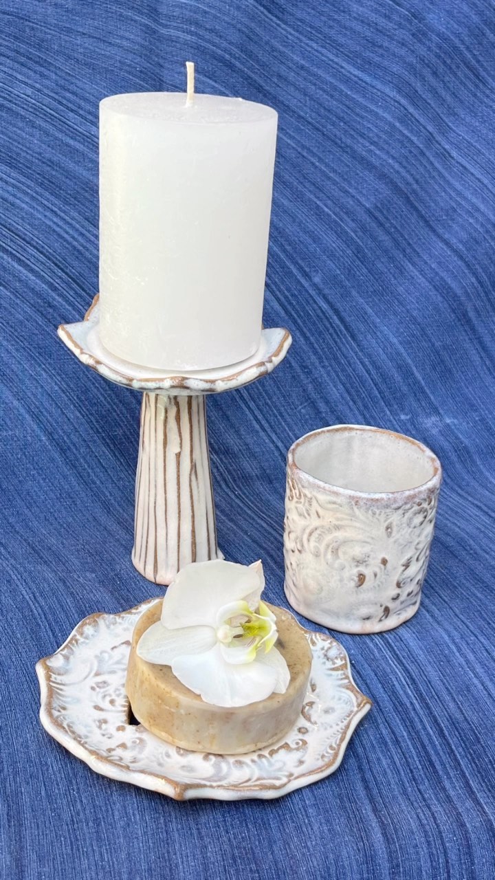 Making ceramic candlesticks. The process is long and danger is always lurking in the wings. One guy did not make it through the bisque fire 😢 but the end result was so worth the wait 🪴
#handmadeceramics
#ceramics
#ceramica
#madeinSouthAfrica
#homedecor
#decor
#iloveceramics
#process