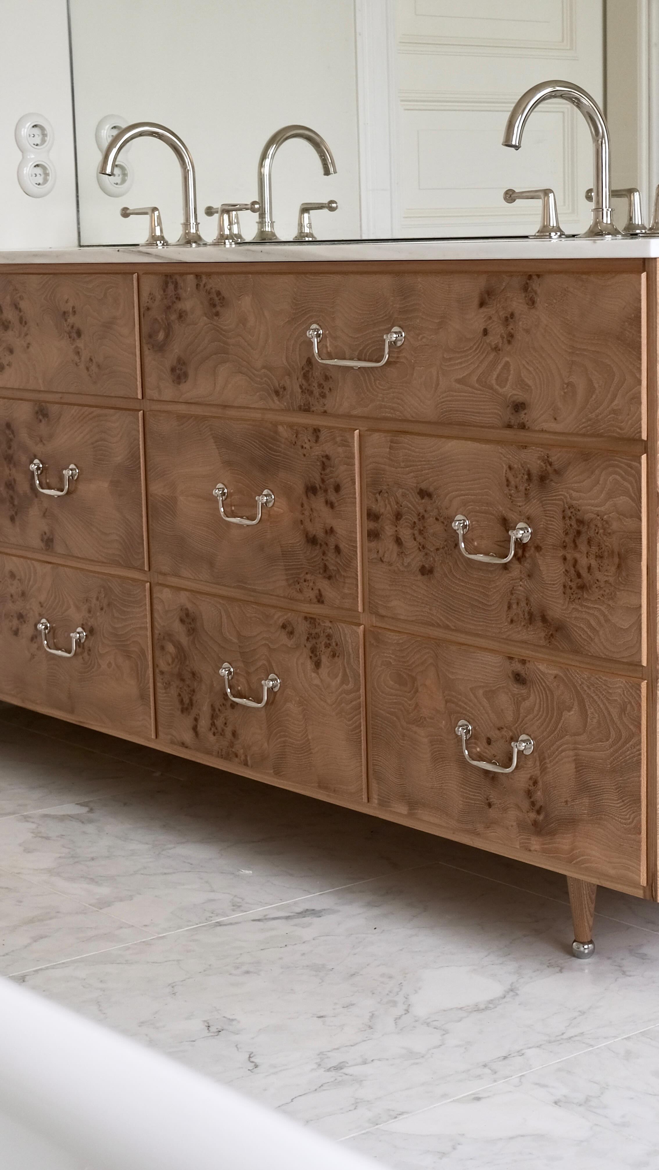 Baderomsinnredning i alm rotfinér. Sinkede skuffer og ti strøk med danish oil for glans og beskyttende mot vann på bad 🛀
Bathroom furniture made out of elm burl veneer. Drawers with dovetail joints and ten layers of danish oil for the gloss and the best protection against water 🛀
.
.
.
.
.
.
.
.
.
.
.
#woodworking #woodcraft #craftmanship #finewoodworking #cabinetmaker #interior #home #modern #craft #build #handmade #furniture #furnituredesign #todaysmaker #traditionalwoodworking #sustainability #dovetailjoint #bathroom
#boligliv #interiørinspirasjon #vakrehjemoginteriør #møbelsnekker #interiørmagasinet #rom123 #boligdrøm #interiør #skandinaviskehjem #bærekraft #sammenføyning #baderom