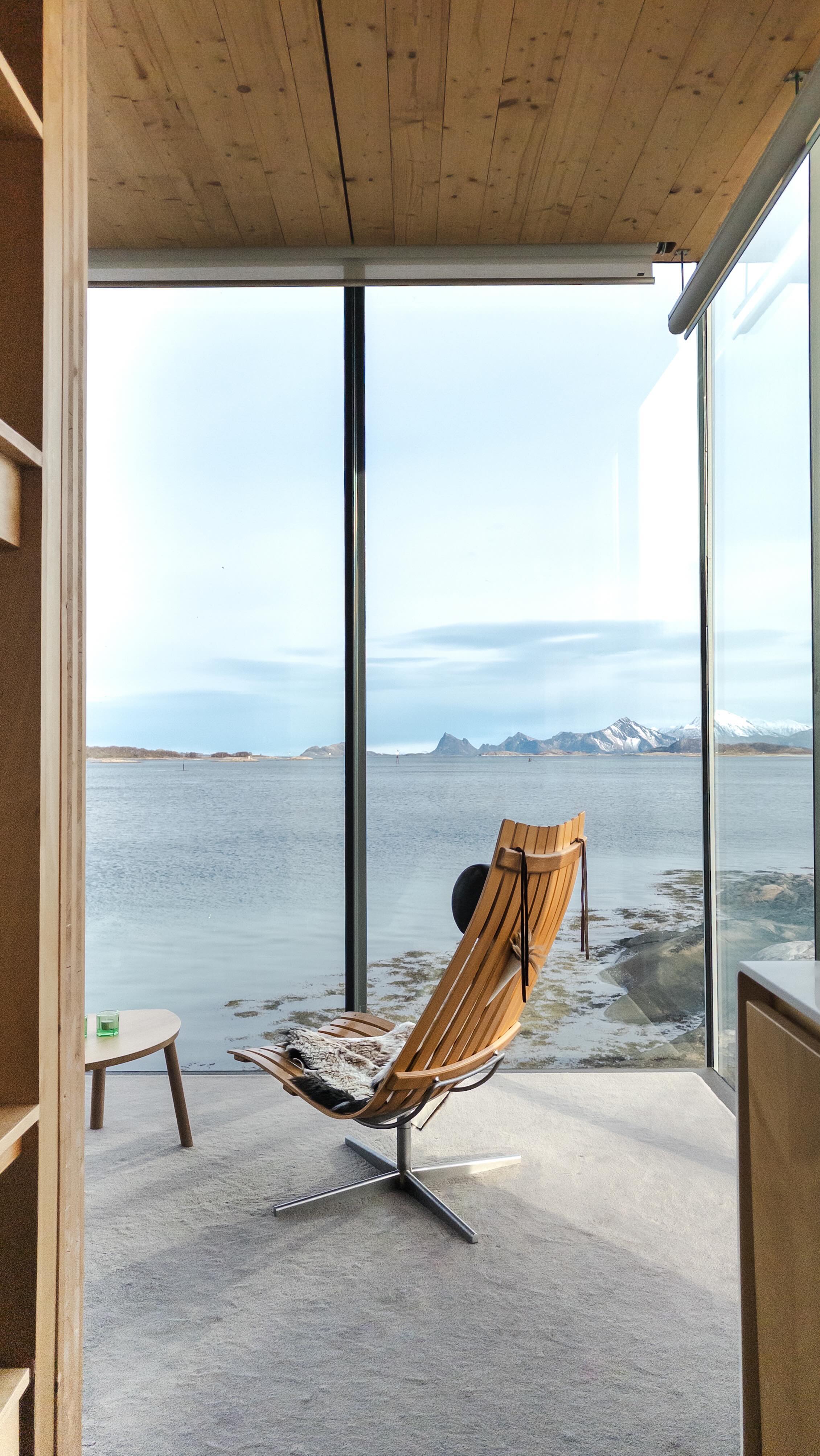 De perfecte combinatie van luxe en natuur krijg je bij @manshausen_island 🏔️✨
Het is niet snel te bereiken waardoor de weg er naartoe al een avontuur is en dat is precies wat het zo speciaal en exclusief maakt. Er is geen kip te bekennen behalve een paar andere gasten (het is maar een klein eilandje) en natuurlijk het personeel. Die overigens aanvoelen als een hechte familie. Echt zulke leuke lieve mensen!
De accommodatie is echt waanzinnig zoals je kan zien. Heerlijk Scandi met al dat hout. De cabins zijn verspreid gebouwd op het eiland zodat je ook echt privacy kan ervaren. Elke ochtend als ik mijn ogen open deed had ik dit uitzicht. Zo zo mooi. Echt ziel voedend gewoon. Ik zat trouwens in de cabin genaamd ‘Frans Josef’.
Op en rondom het eiland zijn er super veel activiteiten te doen. Op hun website vind je meer info. Ik ben via @inretreat.co hier terecht gekomen en hadden naast 2x per dag yoga een hike, kayak, vissen, hot tub en sauna’s op de planning. Het was echt zo een gaaf retreat!
Raad haar enorm aan als je toe bent aan een retreat.
DM mij gerust voor vragen hierover!:-)
#Norwayretreat #Manshausen #Natureretreat #Cabinlife #Fjordlife #Outdoorliving #yogaretreat #Islandretreat #Norwegiannature #Scandinaviandesign #nordicdesign #cabindesign #scandihome