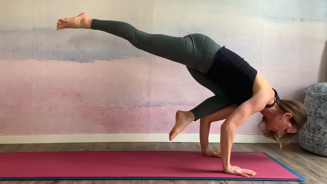 WATCH ME DO A FACE PLANT!
How does doing a pose that comes with the risk of falling on my mat connect to a stubborn life pattern?
🐦⬛
Chasing and striving for perfection is a habit that I learned because of fear of the unknown.
🐦⬛
I'm in a hurry to get to a specific, measured and perfect outcome so that I don't have to deal with the uncomfortable feeling of not having it yet.
🐦⬛
Striving allows me to bypass of the feeling of being insignificant. And the perception is that having the "big prize" will validate me. If I'm striving, then I'm important.
🐦⬛
The take-away...
🐦⬛
Expect to fall flat on your face.
Expecting failure takes off the pressure of perfectionism.
#ekapadabakasana #armbalance #yogablooper #faceplant #forrestyoga #yogalaugh #yogateacher #fearoffailure #dailypractice #laughatyourself #perfectionism #taketheleap #riskit