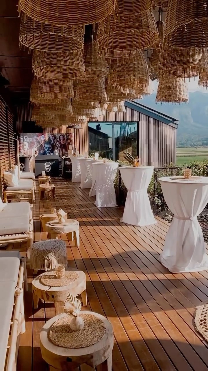 Hotel DEKORATION ✨🤩
Letztes Jahr ist eine ganz besondere Kooperation mit dem @hotel_gerl aus Salzburg entstanden, wo ich sehr gerne vor Ort bin und dekoriere. ☺️ Hier zur Boho Night im letzen Sommer.
Das Ambiente passt einfach perfekt mit den Palmen am Pool, Lampen und Outdoor Bereich mit Blick auf die Berge. Da kommt richtig Urlaubsstimmung auf!✨😎
#hoteldekoration #bohostyle #boho #bohemianstyle #dekoverleih #dekoliebe #dekoverleihösterreich #eventdesign #bohodecor #bohowedding #hoteldesign