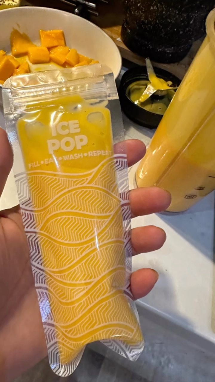 Fresh mango ice pops and a mango and strawberry smoothie (yes thats for mama) what more can I want being pregnant these ice pops have been a god send (see the next post) and the pouches are great for all ages!!! Definitely a family product. 😍😍😍 🍓🥭😍