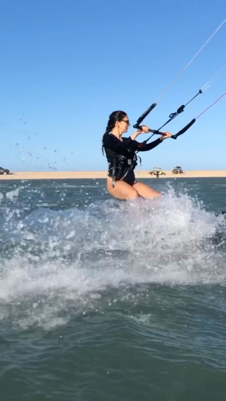 Resumo das aulas de hoje com esse casal nota10(Tácito e Ana), fizeram aulas alguns meses atrás e retornaram para evoluir, com nossa equipe de instrutores experientes.
Agende já suas aulas:
Link na bio
(85)991105628
#kite #kiteclasstaiba #kitesurf #kiteclass #kitefreestyle #aulasdekite #instrutordekite #velejo #kitesurfing