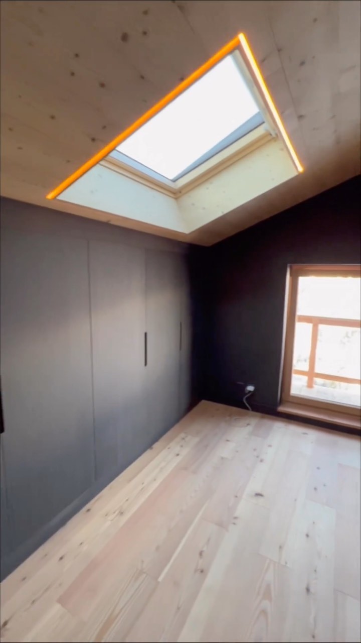 Après plus d’un an de travaux, nous arrivons au bout de la rénovation au Tsepet. 🪚
@marc.granges
#renovation #wood #woodworking #renovations #mountains #construction #carpentery #menuiserie #black #chalet #chaletstyle #chaletdesign #old #architexture #swissmade #switzerland #iserables