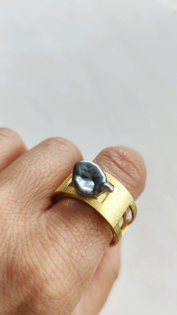And what about this ring? It's slightly different from the previous one, and what makes it stand out is the unique use of a pearl. ✨
I love working with keshi and baroque pearls even more than with round ones. They come in shapes so unique and inspiring that every piece of jewelry becomes literally one of a kind. No keshi or baroque pearl is identical to any other out there! 💎
What about you? Which ring do you find more unique? The one with the round pearl (see my previous post), or the one with the keshi pearl? 🦪
#keshipearl #pearlring #ootdfashion #accessories #contemporaryjewellery #contemporaryring