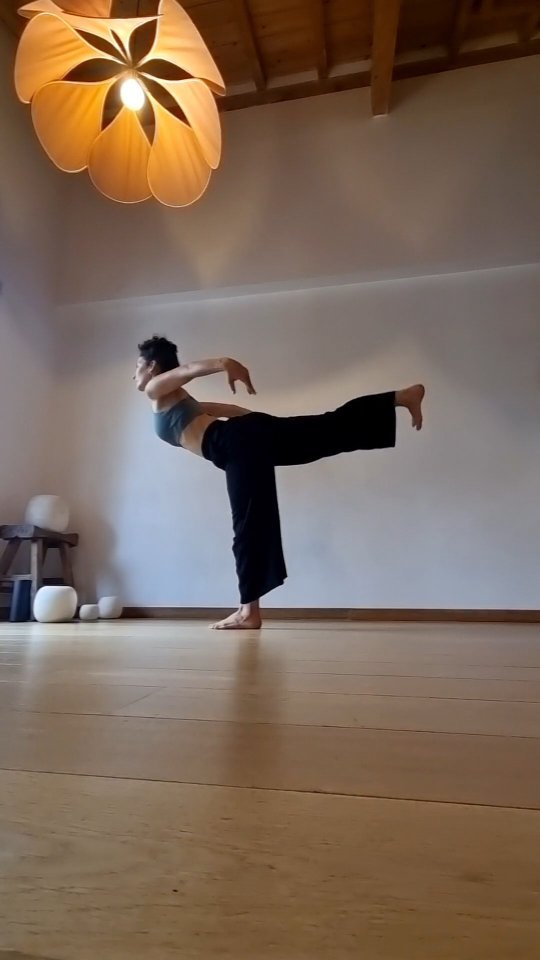 La conscience de l'instant porteur de renouveau
.
Accueillir le temps dans et toutes ses mesures, observer le silence, les pulsations du cœur, l'air contenant caressant la peau au rythme de nos mouvements.
.
Apprendre à observer 🍁
.
Voici la thématique de la semaine les yogis. On se retrouve ce soir à @yogaetxea.guethary pour un Yin ainsi que demain soir chez @yogabaiona à 18h15 pour un Vinyasa Flow.
#reelyoga #yogadancer #yogadance #yogaetxea #Fanny.yogamayucha #fluidité #consciencecorporelle #danseintuitive #yogavinyasaflow #plaisirdebouger #coursdeyoga