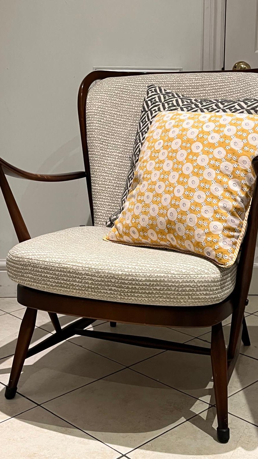 Dancing Ercol………Have to love the clever design - built to be reupholstered ad infinitum, not a staple in sight
and thanks @jlittlehalesdesign that was a lot of stop, photo, move the chair, repeat
#ercol #upholstery #madeinengland #craft #chair