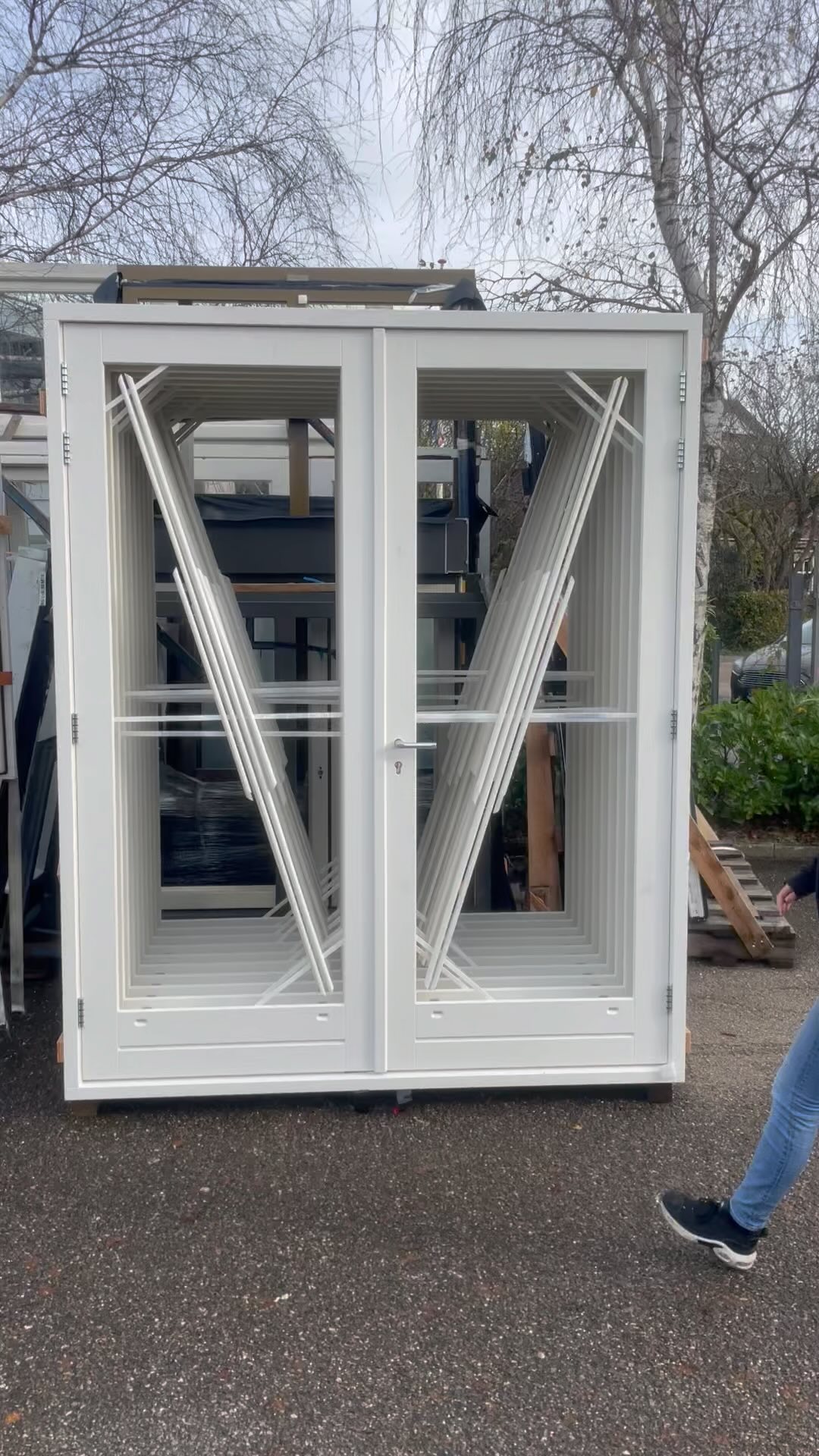 Wil jij ook veel licht in huis? Deze dubbele deuren zijn daar de perfecte oplossing voor! Door het grote glas opervlakte komt er veel licht naar binnen.
Deze dubbele deuren hebben wij op voorraad staan. Kijk voor de mogelijkheden op onze website.
#dubbeledeuren #tuindeuren #wonen #bouwen #bouw #verbouwen #kozijn