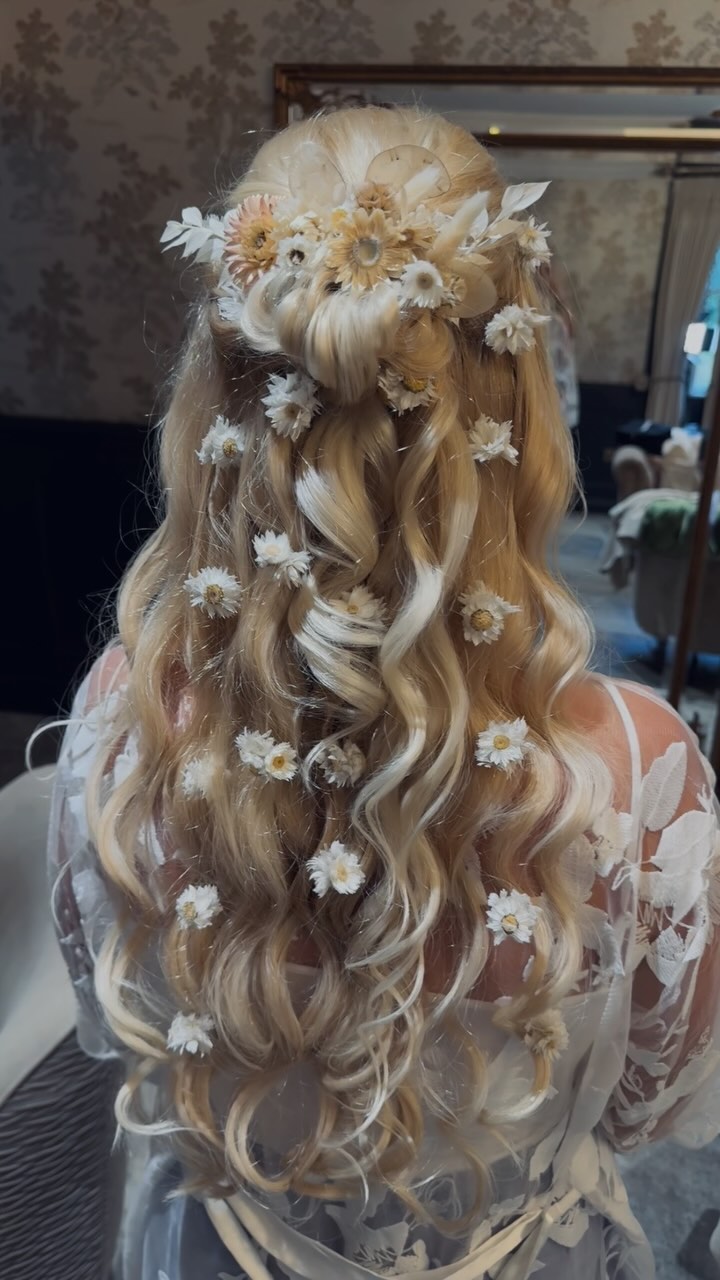 🌼 The Ultimate Boho Hair 🌼
Completely in my element creating this beautiful Bride Emma’s vision! All dried flowers made by her super talented sister which were individually pinned. Stunning, stunning! Can’t wait to see some images in her dress for the complete look by the lovely @eriinbrowne 🤍🤍
VENUE @townheadestate
HAIR @fayekenyonhairandmakeup
PRODUCTS
@schwarzkopfprouk
@bedheadbytigi
@babylissprouk
@kykhaircare
@colorwowhair
#flowersinhair #bohohair #bohohairinspo #longhair #weddinghair #weddinghairinspo #weddinghairstyle #bridalhair #bridalhairstyle #bridalhairstylist #creative #daisychain #bohobride #ilovemyjob