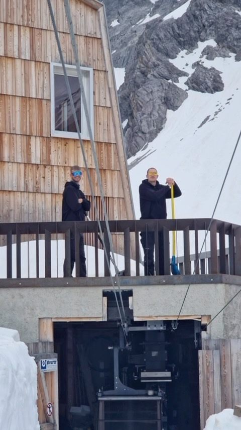 16.06.2024 wird eröffnet!! Wir stecken tief in den Vorbereitungen, die fleißigen Jungs haben noch die Terrasse vom Schnee befreit!
Morgen kommt die große Lieferung 🚚
