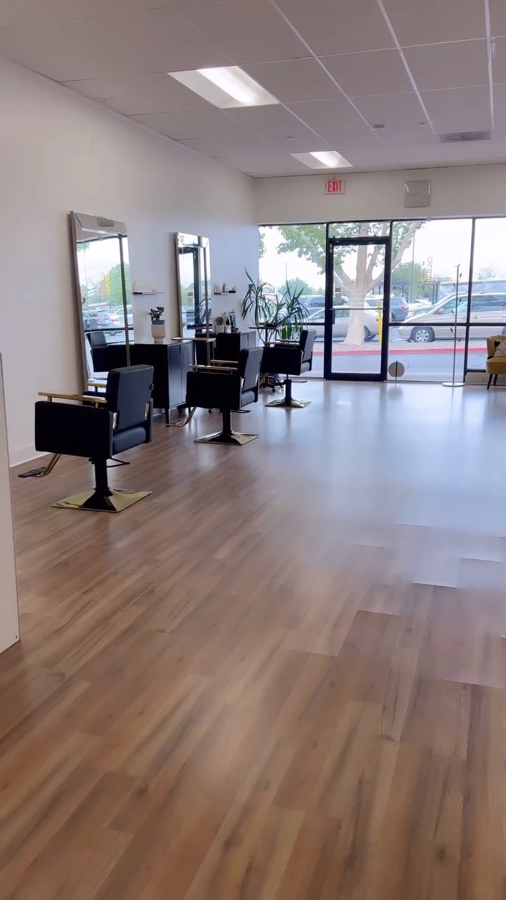 Ready to rock your hair this upcoming month? 🍁✨ Don’t wait, plan now for your fabulous fall hair refresh! 🍂 Book your appointment today and let’s make your hair dreams come true.