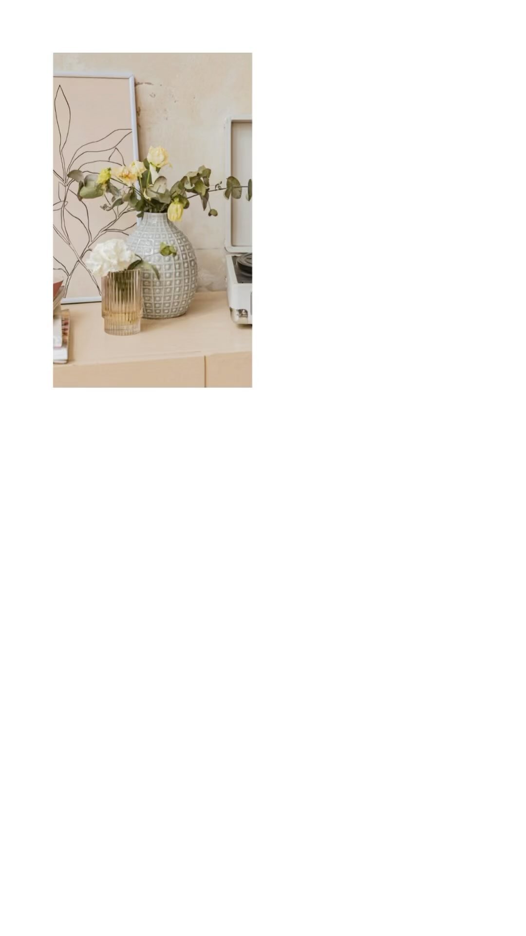 🎨 MOODBOARD 🎨
Bonsoir à tous !
Petit réel du jour afin de vous présenter un aperçu du moodboard que j’ai réalisé dernièrement pour un projet de salon/salle à manger/cuisine d’une maison familiale située au nord de Pau.
Le maître mot : douceur (ou chaleur, c’est dur de choisir un seul maître mot en fait !!) pour cette pièce de vie réunissant plusieurs fonctions qui nécessitent de s’harmoniser parfaitement.
Nous avons donc choisi de partir sur des tons neutres mais qui ont tout de même leur caractère, en optant notamment pour un vert sauge en remplacement de leur vert anis, puis nous avons opté pour des matériaux naturels et organiques.
Qu’en pensez-vous ?
Belle soirée✨
#deco #decoration #decoratricedinterieur #amenagementinterieur #moodboard #vertsauge #conseildeco #projet #instadecor #homedecor #paumaville #paysbasque