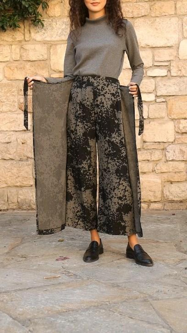 It's a super stylish Sewing Project! A wide leg pants pattern with a wrap skirt as an optional front layer. Waistband has inner elastic while is gathered only at the back and there are inseam pockets.
Pattern: #MAGNOLIAPANTS
.
#sew #sewistsofinstagram #sewingpatterns #sewingfun #sewhappy #sewingblogger #sewsewsew #sewingisfun #sewing #ilovetosew #sewcialists #ilovetosew #memade #slowfashion #ραπτικη #πατρον